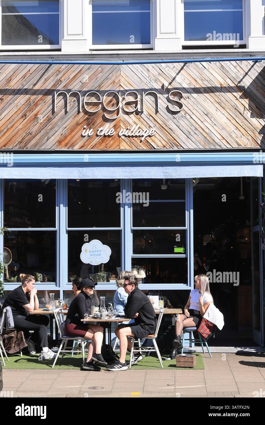 Ristoranti e caffetterie nell'esclusivo villaggio di Wimbledon in un giorno di primavera soleggiato, a SW London, Regno Unito Foto Stock