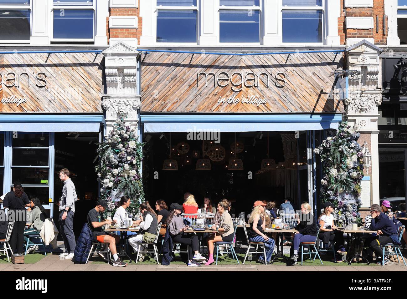 Ristoranti e caffetterie nell'esclusivo villaggio di Wimbledon in un giorno di primavera soleggiato, a SW London, Regno Unito Foto Stock