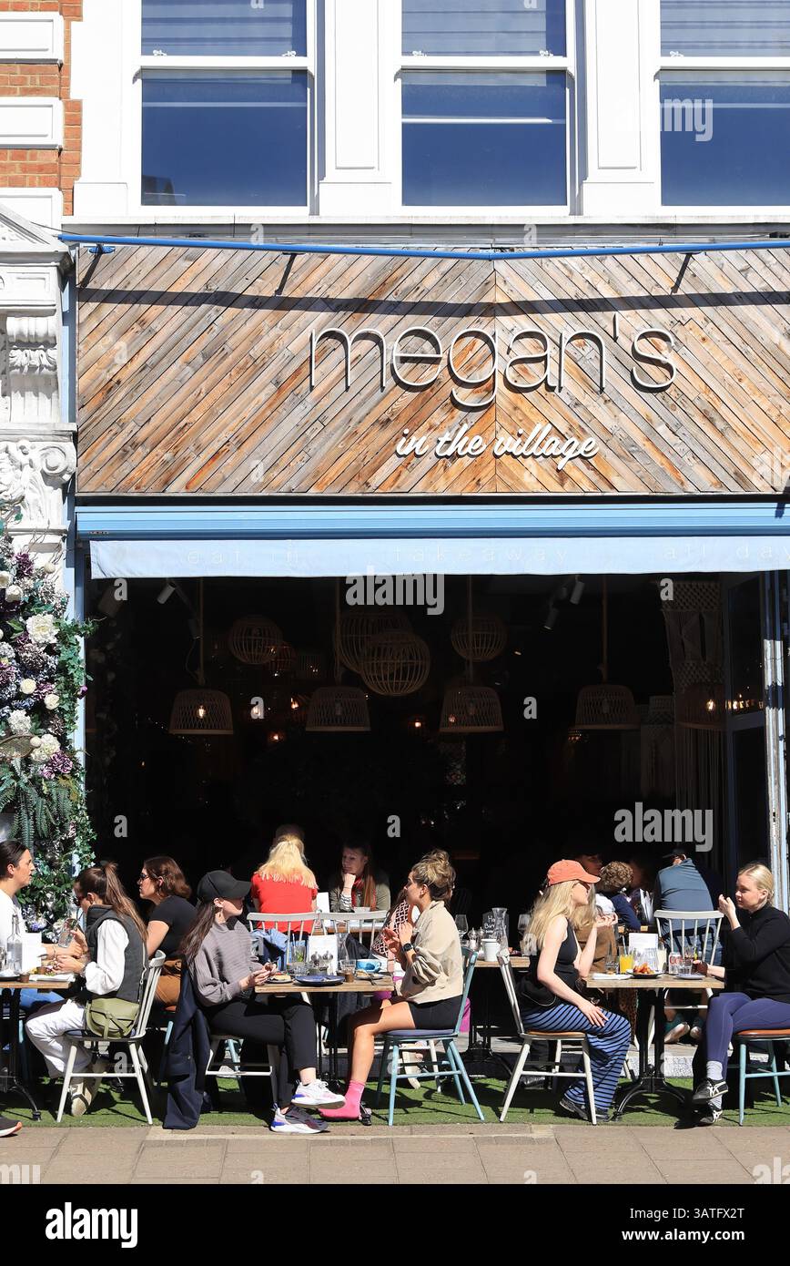 Ristoranti e caffetterie nell'esclusivo villaggio di Wimbledon in un giorno di primavera soleggiato, a SW London, Regno Unito Foto Stock