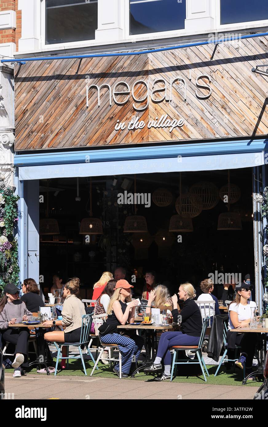 Ristoranti e caffetterie nell'esclusivo villaggio di Wimbledon in un giorno di primavera soleggiato, a SW London, Regno Unito Foto Stock