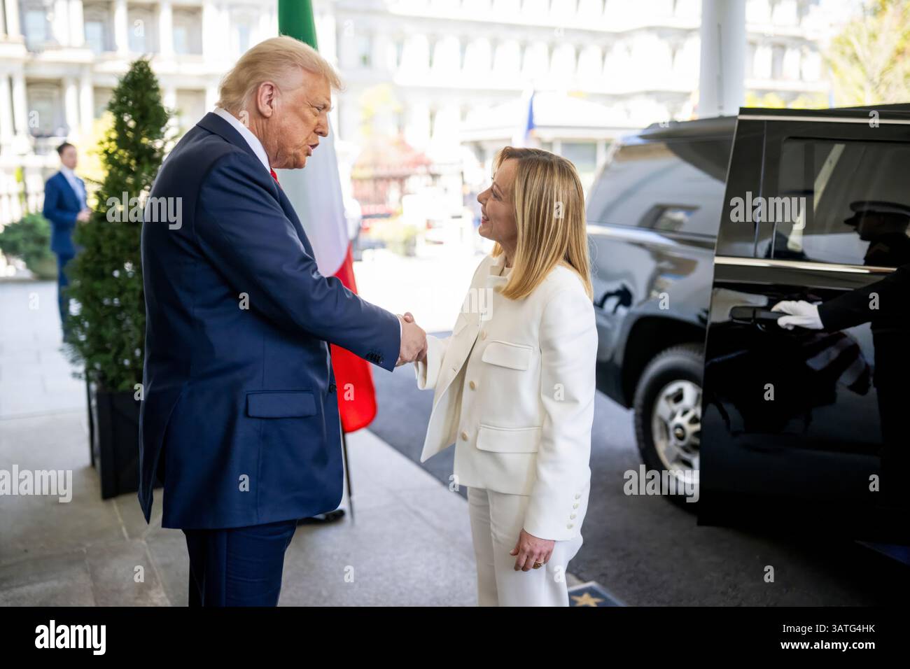 Il Presidente Donald Trump saluta il primo Ministro italiano Giorgia Meloni nell'ala Ovest della Casa Bianca, giovedì 17 aprile 2025. (Foto ufficiale della Casa Bianca di Daniel Torok) Foto Stock
