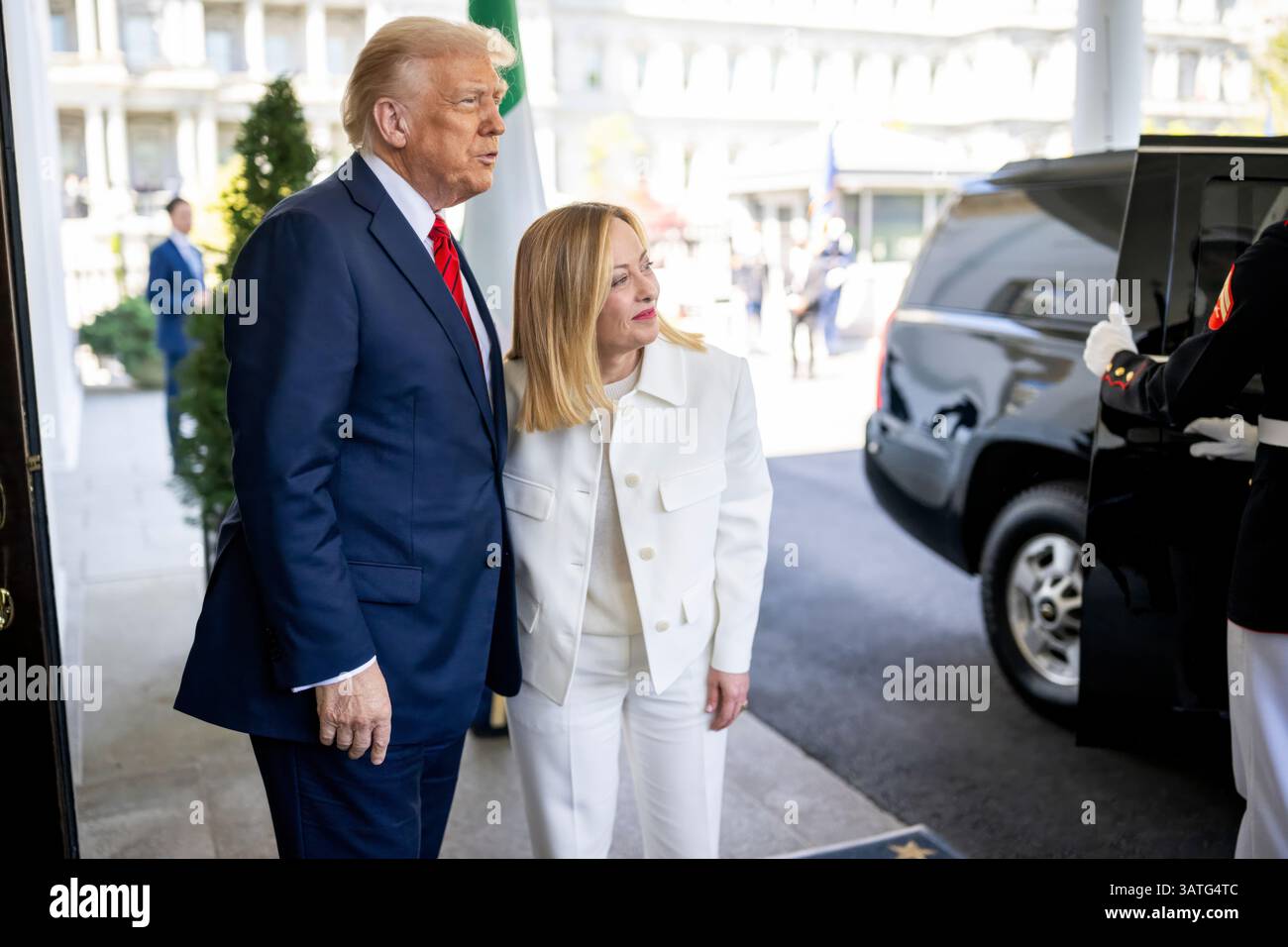 Il Presidente Donald Trump saluta il primo Ministro italiano Giorgia Meloni nell'ala Ovest della Casa Bianca, giovedì 17 aprile 2025. (Foto ufficiale della Casa Bianca di Daniel Torok) Foto Stock