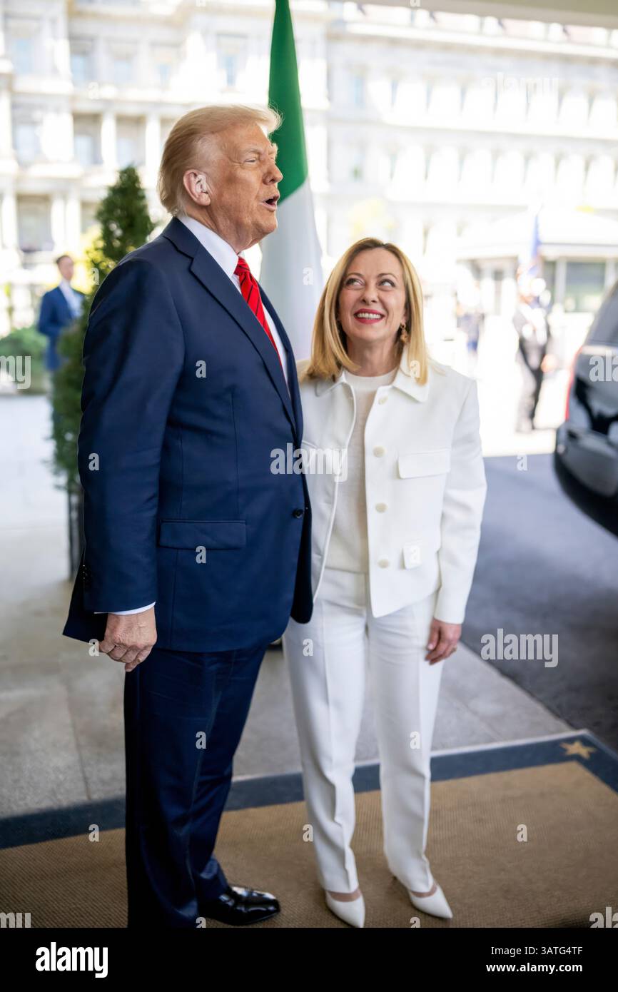Il Presidente Donald Trump saluta il primo Ministro italiano Giorgia Meloni nell'ala Ovest della Casa Bianca, giovedì 17 aprile 2025. (Foto ufficiale della Casa Bianca di Daniel Torok) Foto Stock