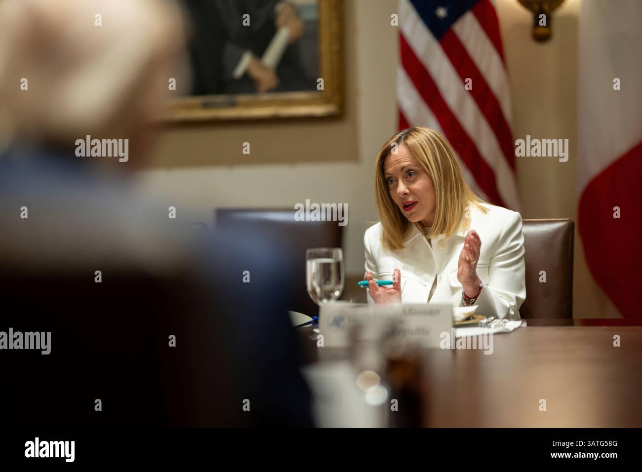 Il Presidente Donald ospita un pranzo bilaterale con il primo Ministro italiano Giorgia Meloni, giovedì 17 aprile 2025, nella sala del Gabinetto. (Foto ufficiale della Casa Bianca di Daniel Torok) Foto Stock