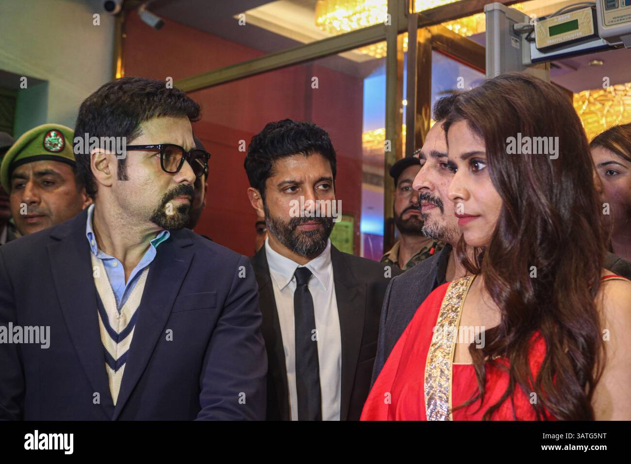 Gli attori indiani di Bollywood Emraan Hashmi (a sinistra), Farhan Akhtar (al centro) e Sai Tamhankar (a destra) partecipano alla proiezione del film ''Ground Zero'' al cinema INOX di Srinagar, Jammu e Kashmir, il 18 aprile 2025. L'attore indiano di Bollywood Emraan Hashmi cammina sul tappeto rosso di Srinagar per la prima di ''Ground Zero'', che segna la prima anteprima cinematografica del Kashmir in quasi quattro decenni. Hashmi interpreta il comandante della Border Security Force (BSF) Narendra Nath Dhar Dubey nel thriller d'azione, che racconta la vera storia della missione che elimina Ghazi Baba, la presunta mente del 2001 Foto Stock