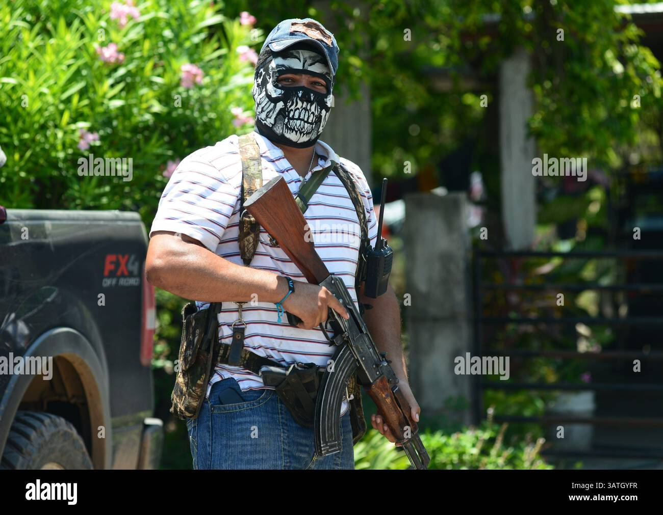 25 agosto 2013 - El Aguaje, Michoacan, Messico - Un membro del gruppo di autodifesa controlla il traffico in transito nella città di Santa Ana Amatlan. (Immagine di credito: © Miguel Juarez Lugo/ZUMAPRESS.com) Foto Stock