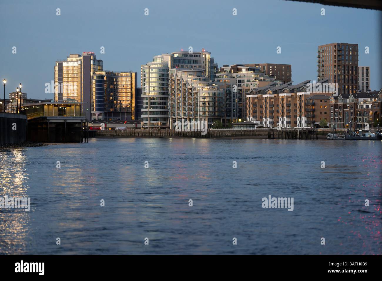 Plantation Wharf sul fiume Tamigi, Londra Foto Stock