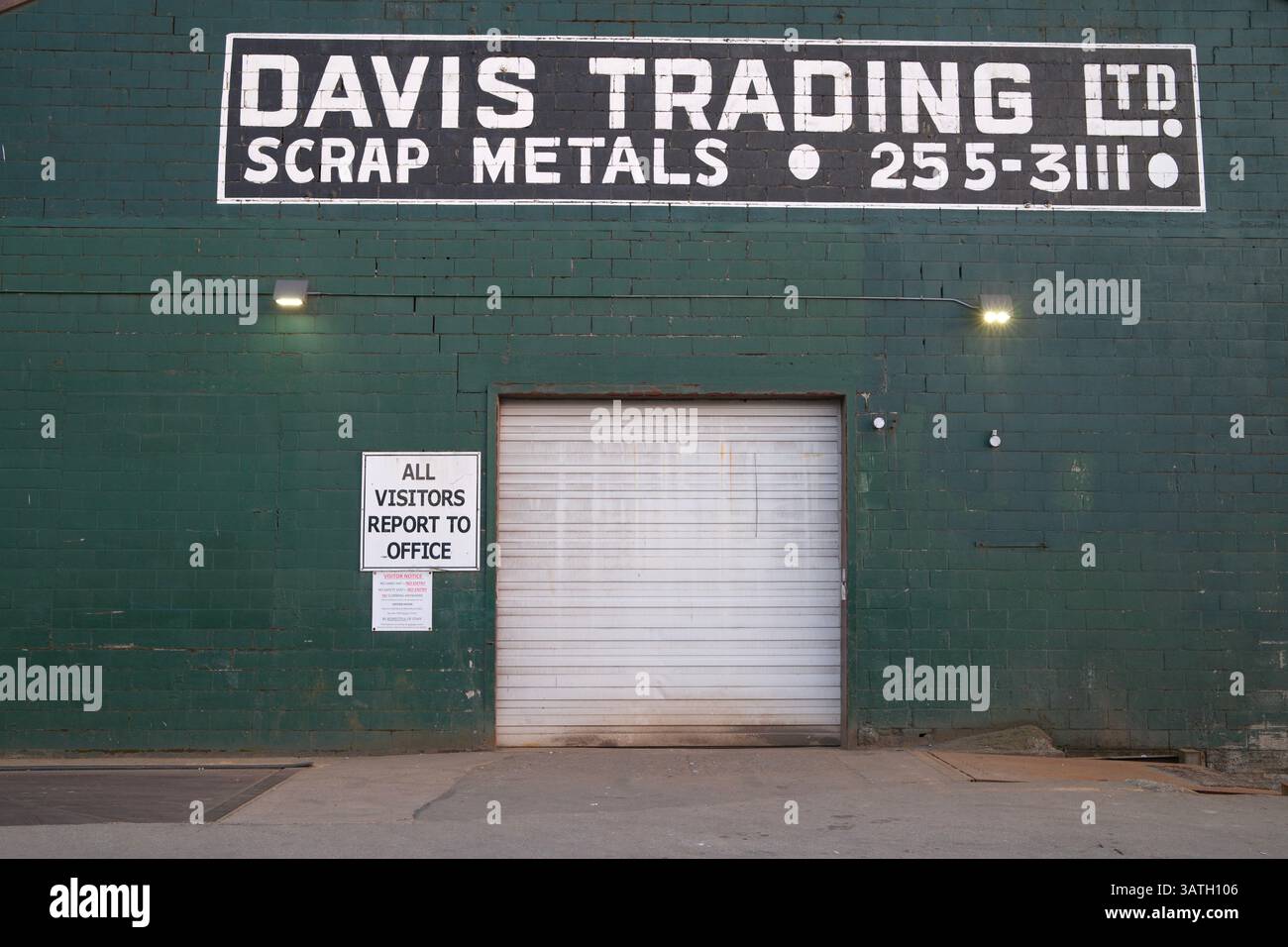 Insegna e ingresso alla Davis Trading Scrap Metals a East Vancouver, British Columbia. Foto Stock