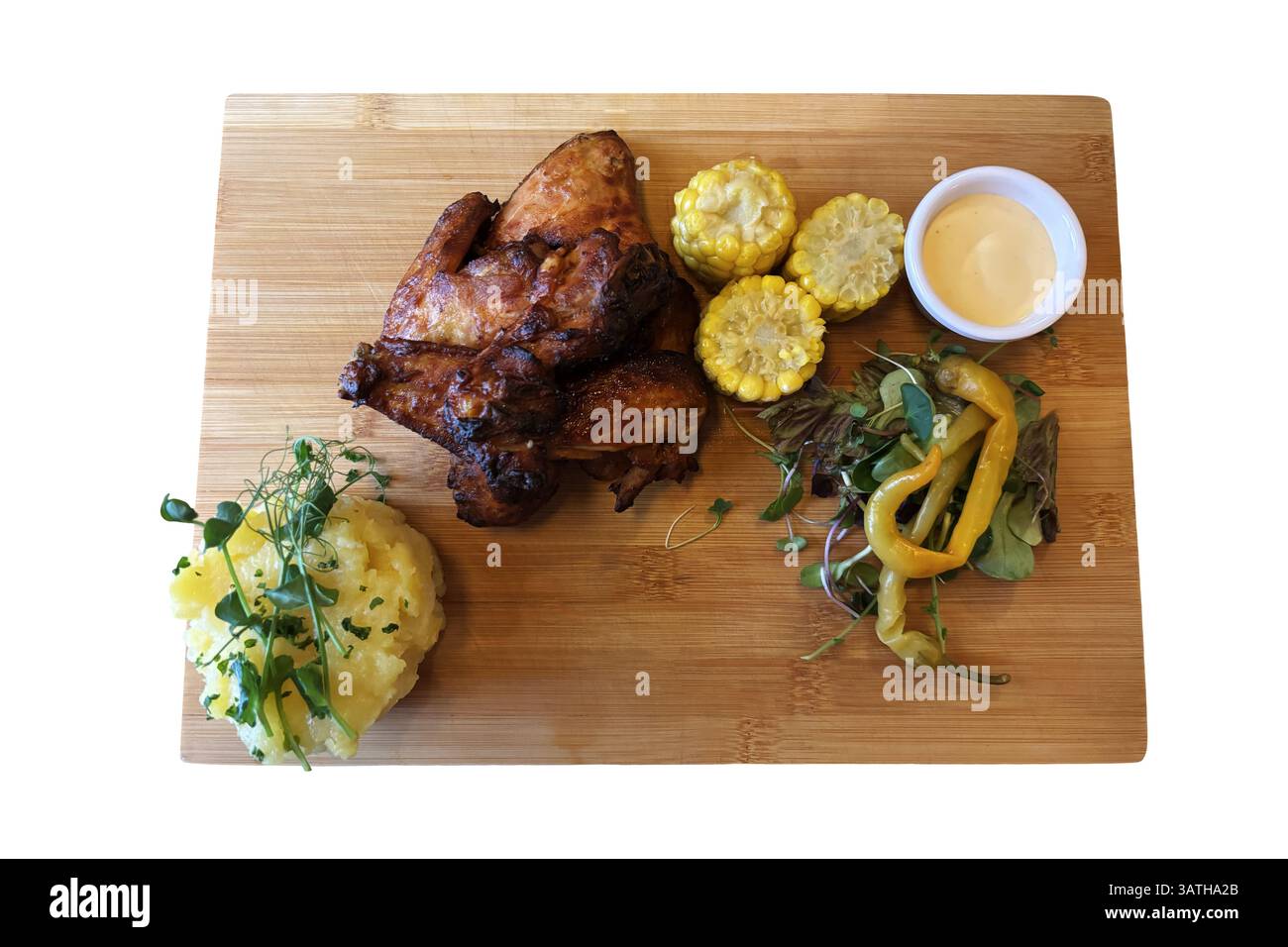 Ali di pollo alla griglia, purè di patate, insalata di pepe e mais e salsa su tavola di legno, gustoso piatto della cucina tradizionale ceca, morbido oggetto isolato Foto Stock