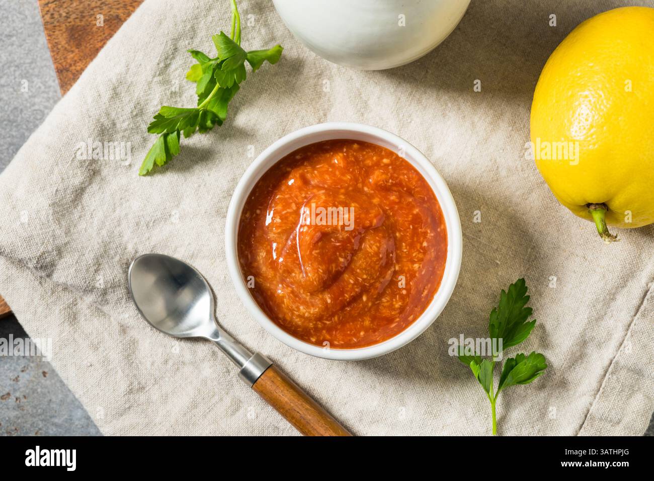 Salsa cocktail di pomodoro piccante con salsa al limone e rafano Foto Stock