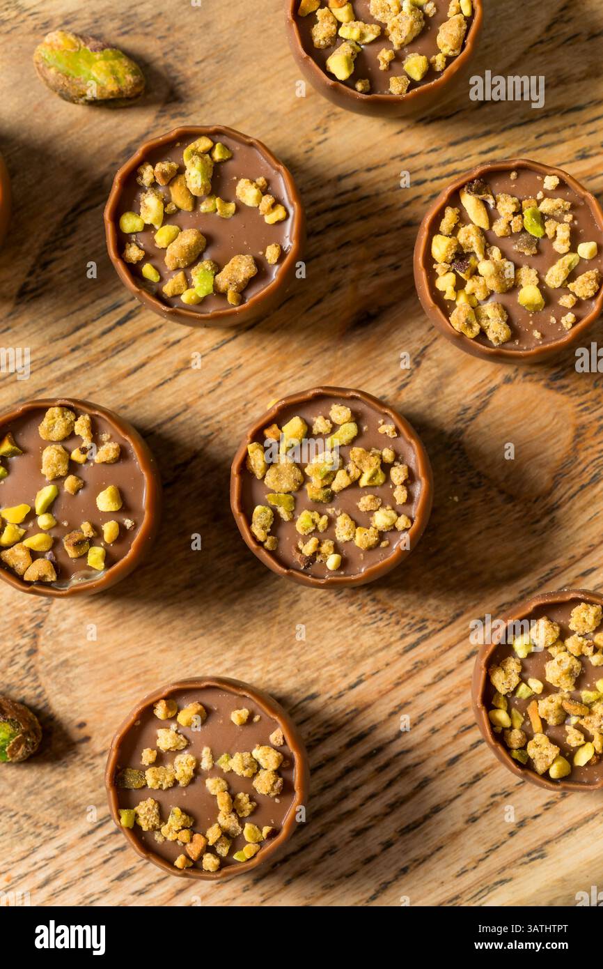 Cioccolatini dolci al pistacchio Dubai con Kadayif pronti da mangiare Foto Stock