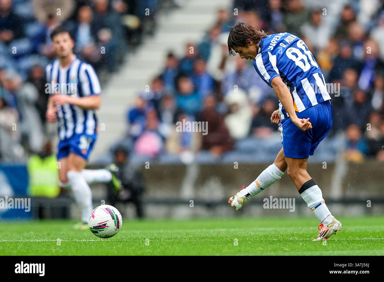 Dragon Stadium, Oporto, Portogallo. 18 aprile 2025. Nella foto da sinistra a destra, Rodrigo Mora al FC Porto vs FC Famalicao - Portogallo Betclic League 2024/25 - Campionato - Matchday 30. Crediti: Victor Sousa/Alamy Live News Foto Stock