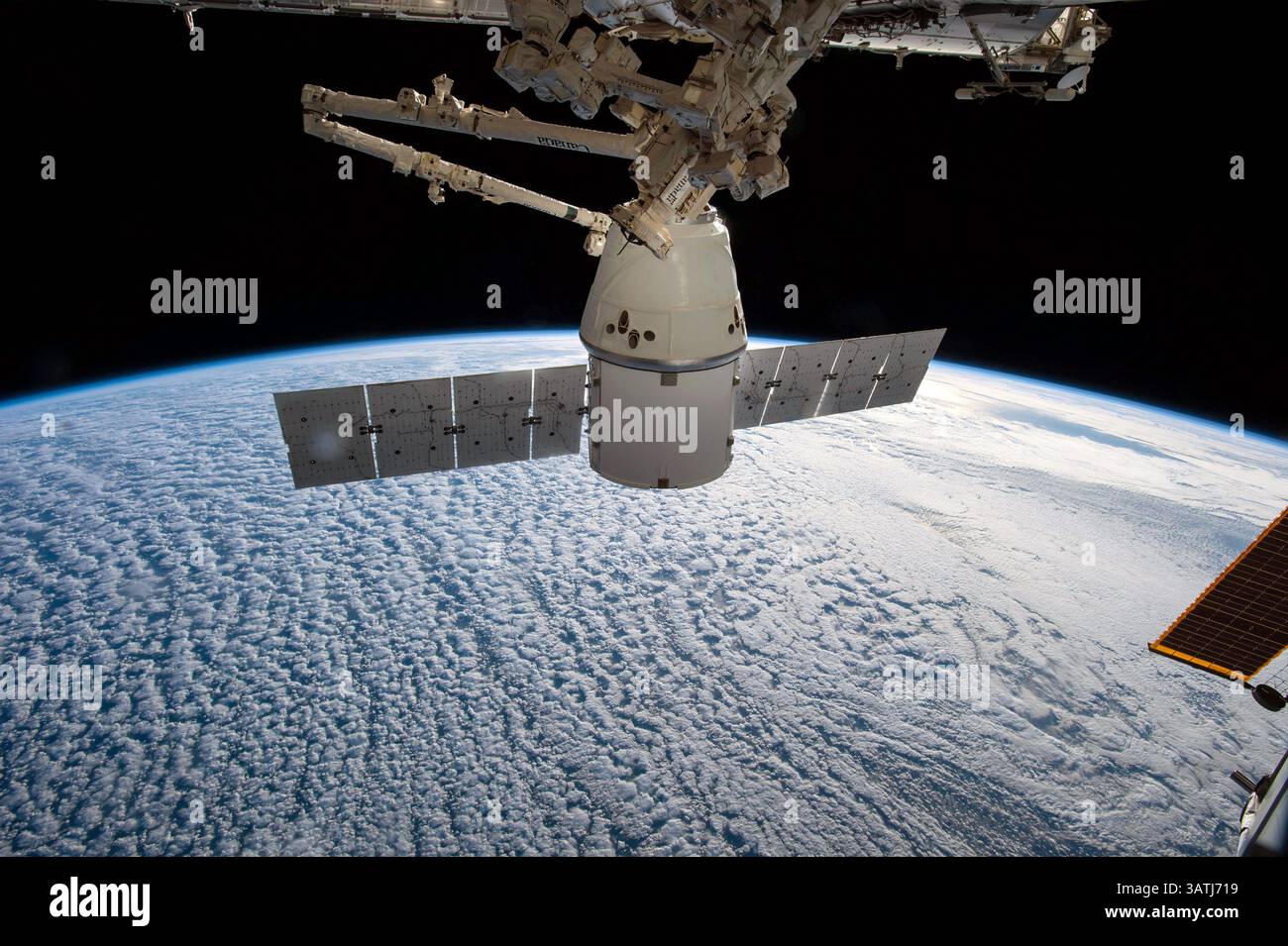 12 gennaio 2015 - stazione spaziale Internazionale, SC, Stati Uniti d'America - il Canadarm 2 della stazione spaziale Internazionale trasporta il cargo commerciale SpaceX Dragon nella posizione di attracco il 12 gennaio 2015 a Earth Orbit. (Immagine di credito: © NASA/NASA/ZUMAPRESS.com) Foto Stock