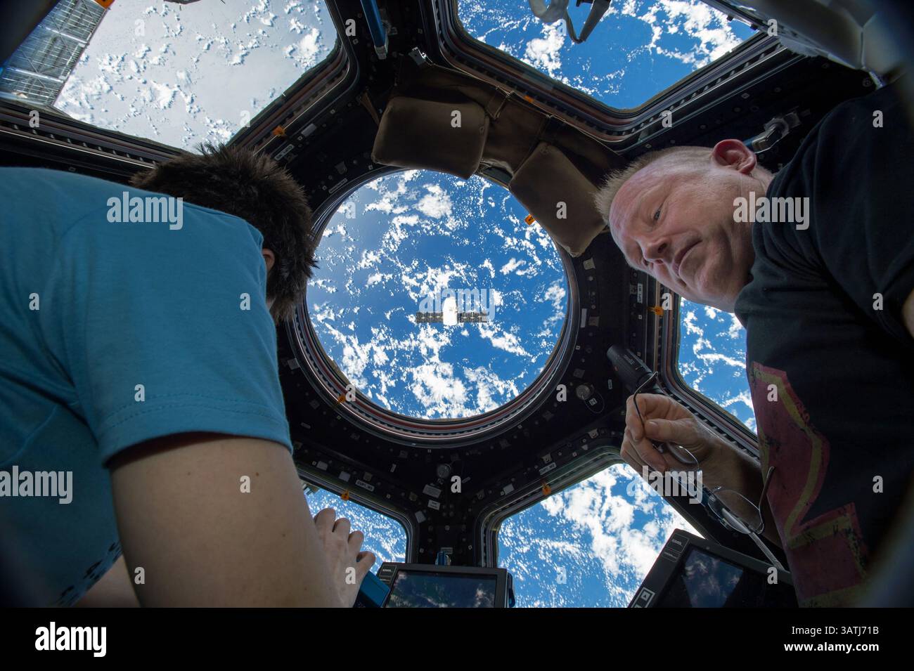 12 gennaio 2015 - International Space Station, SC, Stati Uniti d'America - International Space Station Expedition 42 Comandante e astronauta della NASA Barry Wilmore e l'astronauta dell'Agenzia spaziale europea Samantha Cristoforetti osservano il cargo commerciale SpaceX Dragon dall'interno della cupola mentre manovrano il Canadarm 2 per attraccare la nave di rifornimento alla stazione spaziale orbitante 12 gennaio 2015 a Earth Orbit. (Immagine di credito: © NASA/NASA/ZUMAPRESS.com) Foto Stock