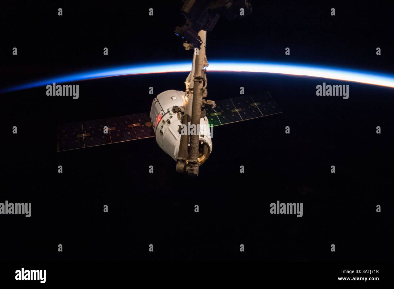 12 gennaio 2015 - stazione spaziale Internazionale, SC, Stati Uniti d'America - il Canadarm 2 della stazione spaziale Internazionale trasporta il cargo commerciale SpaceX Dragon nella posizione di attracco il 12 gennaio 2015 a Earth Orbit. (Immagine di credito: © NASA/NASA/ZUMAPRESS.com) Foto Stock
