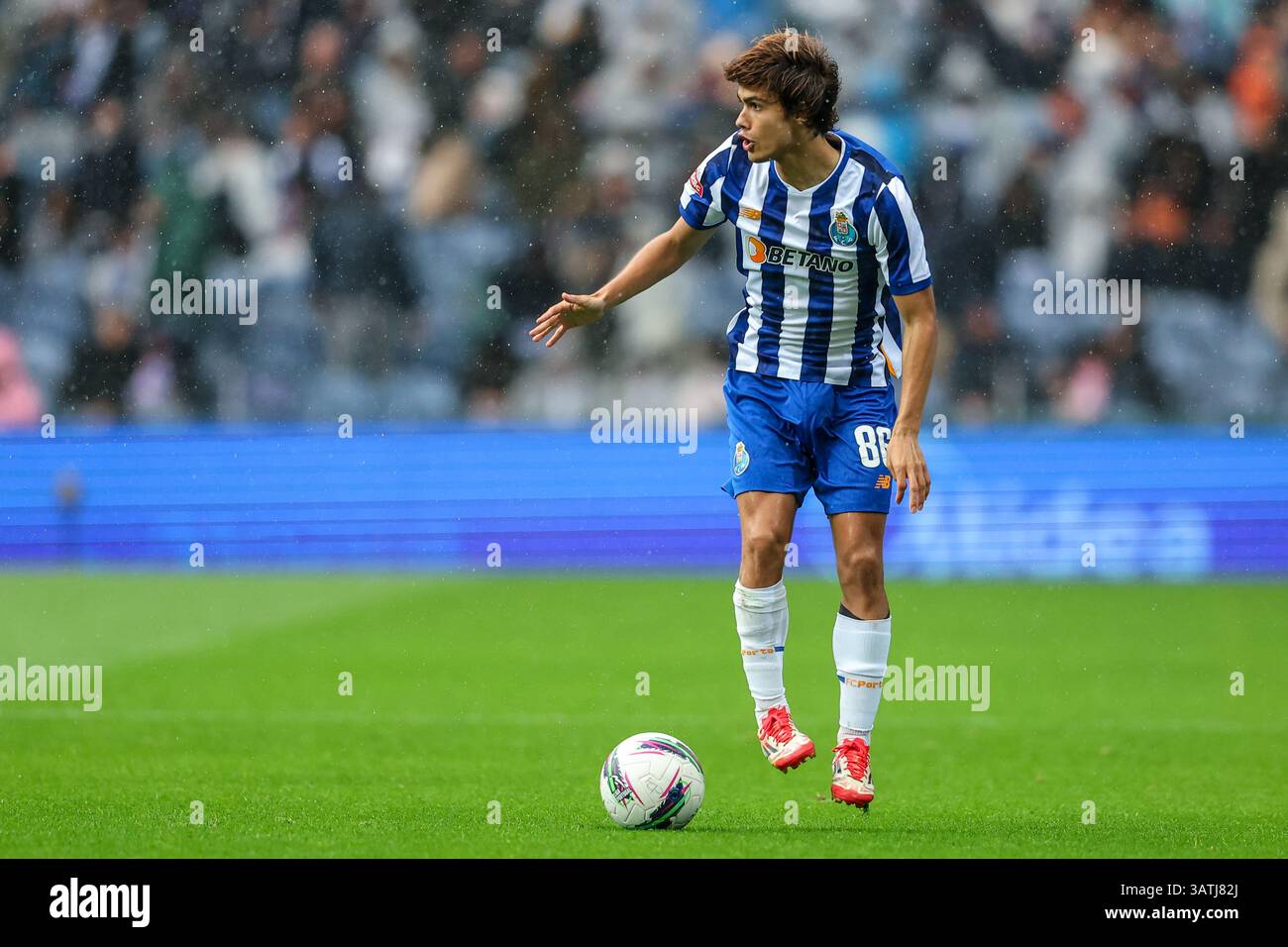 Dragon Stadium, Oporto, Portogallo. 18 aprile 2025. Nella foto da sinistra a destra, Rodrigo Mora al FC Porto vs FC Famalicao - Portogallo Betclic League 2024/25 - Campionato - Matchday 30. Crediti: Victor Sousa/Alamy Live News Foto Stock