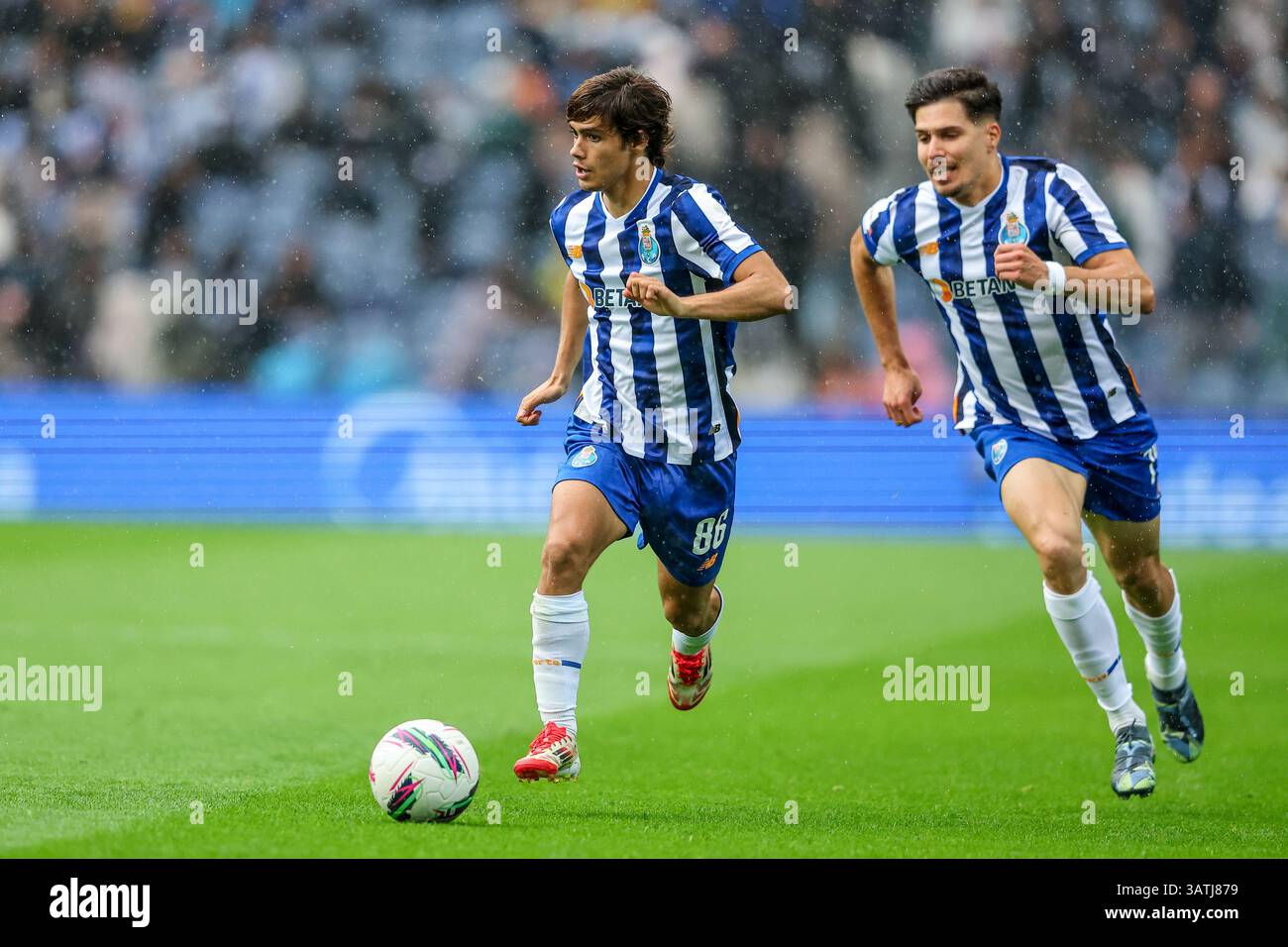 Dragon Stadium, Oporto, Portogallo. 18 aprile 2025. Nella foto da sinistra a destra, Rodrigo Mora al FC Porto vs FC Famalicao - Portogallo Betclic League 2024/25 - Campionato - Matchday 30. Crediti: Victor Sousa/Alamy Live News Foto Stock