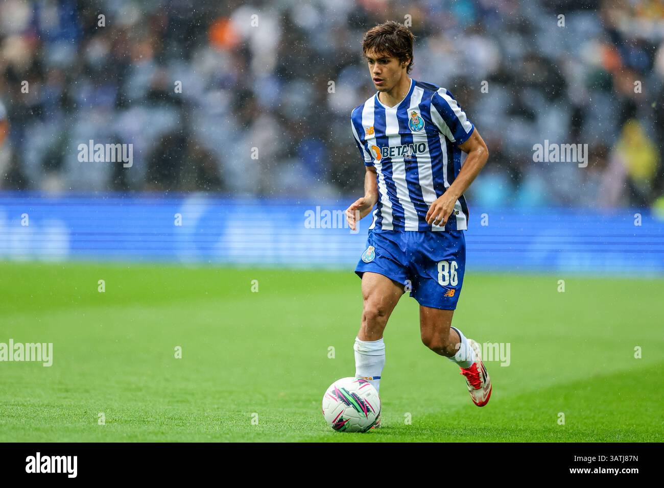 Dragon Stadium, Oporto, Portogallo. 18 aprile 2025. Nella foto da sinistra a destra, Rodrigo Mora al FC Porto vs FC Famalicao - Portogallo Betclic League 2024/25 - Campionato - Matchday 30. Crediti: Victor Sousa/Alamy Live News Foto Stock
