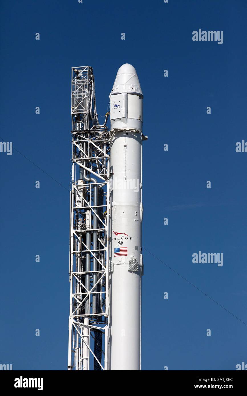 7 aprile 2016 - Cape Canaveral, Florida, Stati Uniti - lo SpaceX Falcon 9 che trasporta la missione Dragon CARGO pronta per il decollo sul Launch Pad 40 al Kennedy Space Center 8 aprile 2016 a Cape Canaveral, Florida. La missione CRS-8 trasporterà un prototipo di modulo Bigelow Aerospace gonfiabile chiamato BEAM. (Immagine di credito: © SpaceX/NASA/ZUMAPRESS.com) Foto Stock 7 aprile 2016 - Cape Canaveral, Florida, Stati Uniti - lo SpaceX Falcon 9 che trasporta la missione Dragon CARGO pronta per il decollo sul Launch Pad 40 al Kennedy Space Center 8 aprile 2016 a Cape Canaveral, Florida. La missione CRS-8 trasporterà un prototipo di modulo Bigelow Aerospace gonfiabile chiamato BEAM. (Immagine di credito: © SpaceX/NASA/ZUMAPRESS.com) Foto Stock