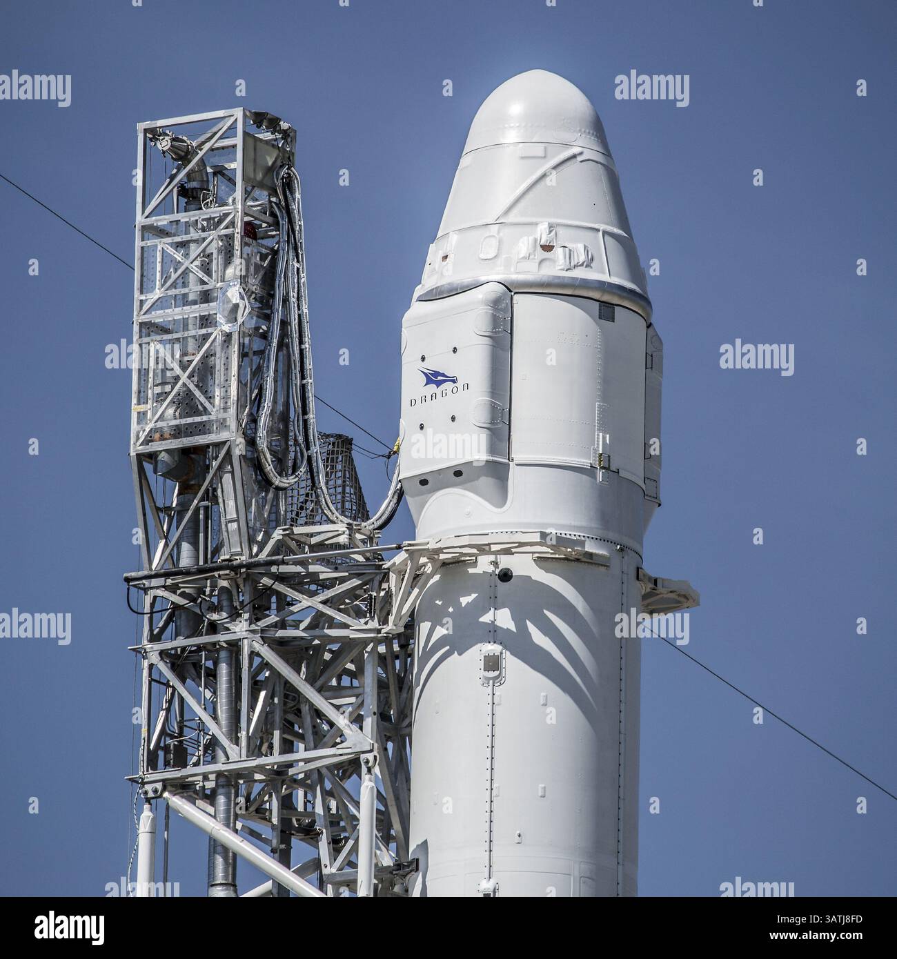 7 aprile 2016 - Cape Canaveral, Florida, Stati Uniti - lo SpaceX Falcon 9 che trasporta la missione Dragon CARGO pronta per il decollo sul Launch Pad 40 al Kennedy Space Center 8 aprile 2016 a Cape Canaveral, Florida. La missione CRS-8 trasporterà un prototipo di modulo Bigelow Aerospace gonfiabile chiamato BEAM. (Immagine di credito: © SpaceX/NASA/ZUMAPRESS.com) Foto Stock 7 aprile 2016 - Cape Canaveral, Florida, Stati Uniti - lo SpaceX Falcon 9 che trasporta la missione Dragon CARGO pronta per il decollo sul Launch Pad 40 al Kennedy Space Center 8 aprile 2016 a Cape Canaveral, Florida. La missione CRS-8 trasporterà un prototipo di modulo Bigelow Aerospace gonfiabile chiamato BEAM. (Immagine di credito: © SpaceX/NASA/ZUMAPRESS.com) Foto Stock