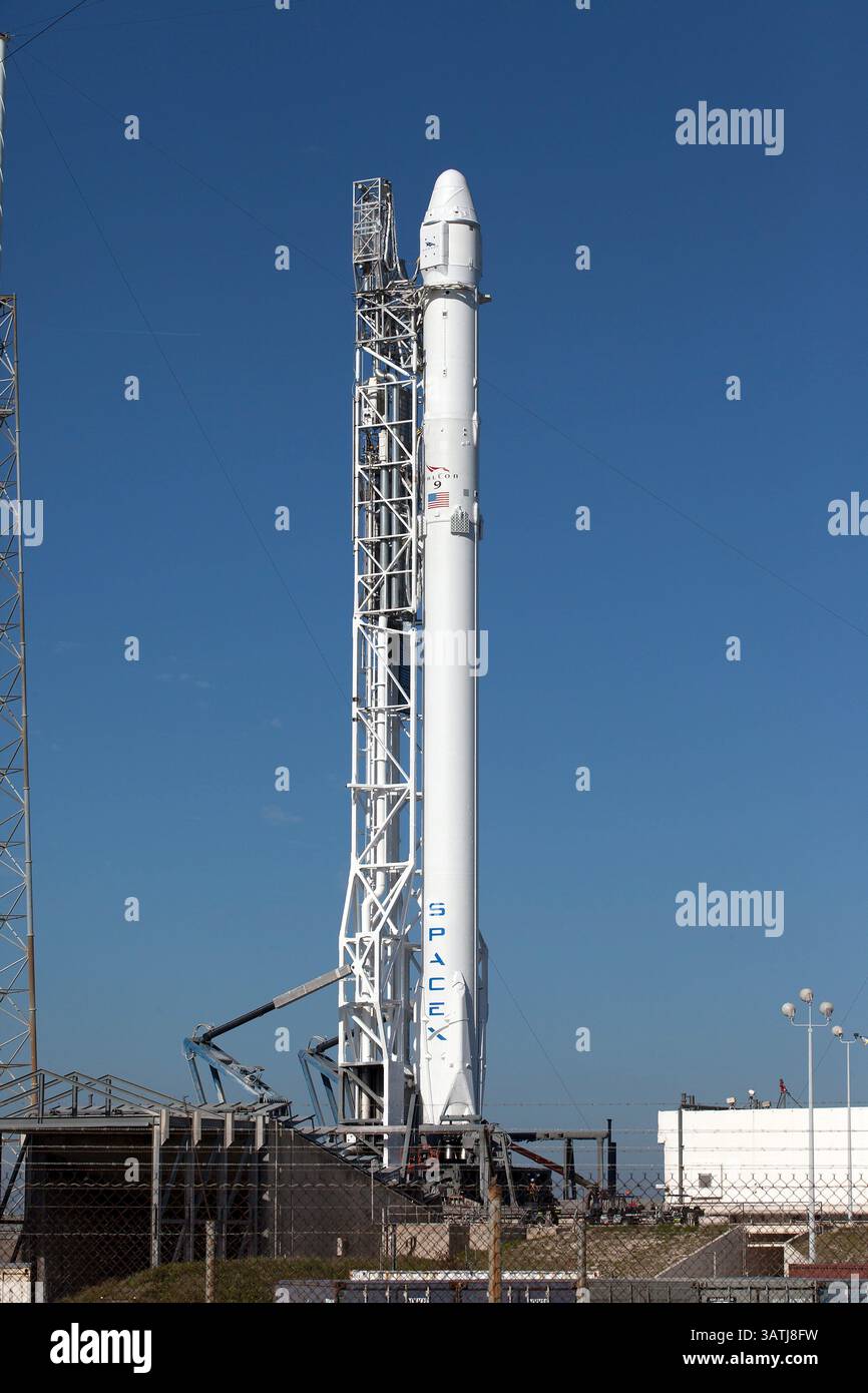 7 aprile 2016 - Cape Canaveral, Florida, Stati Uniti - lo SpaceX Falcon 9 che trasporta la missione Dragon CARGO pronta per il decollo sul Launch Pad 40 al Kennedy Space Center 8 aprile 2016 a Cape Canaveral, Florida. La missione CRS-8 trasporterà un prototipo di modulo Bigelow Aerospace gonfiabile chiamato BEAM. (Immagine di credito: © SpaceX/NASA/ZUMAPRESS.com) Foto Stock 7 aprile 2016 - Cape Canaveral, Florida, Stati Uniti - lo SpaceX Falcon 9 che trasporta la missione Dragon CARGO pronta per il decollo sul Launch Pad 40 al Kennedy Space Center 8 aprile 2016 a Cape Canaveral, Florida. La missione CRS-8 trasporterà un prototipo di modulo Bigelow Aerospace gonfiabile chiamato BEAM. (Immagine di credito: © SpaceX/NASA/ZUMAPRESS.com) Foto Stock