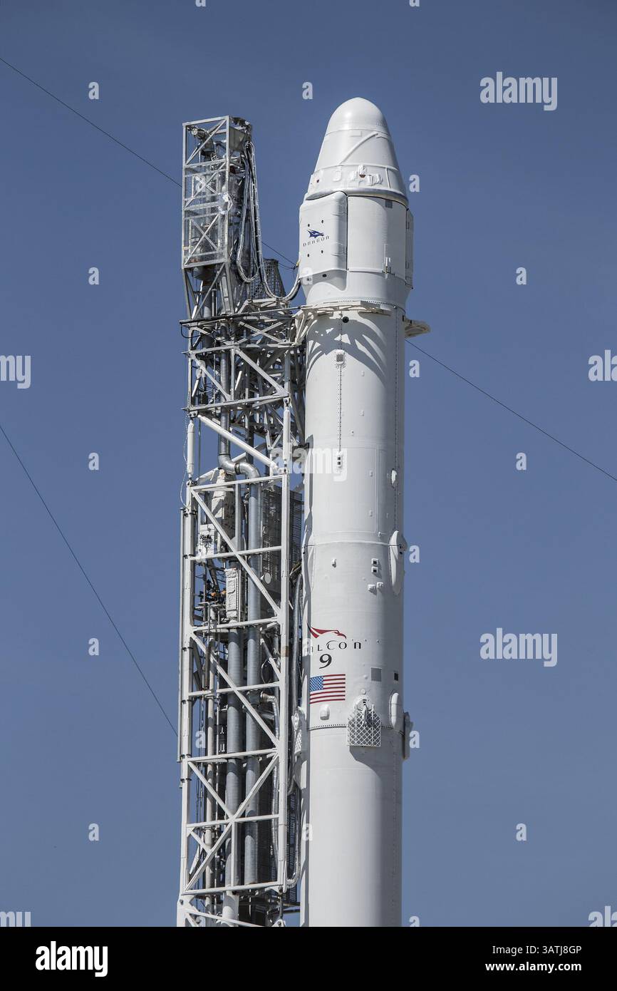 7 aprile 2016 - Cape Canaveral, Florida, Stati Uniti - lo SpaceX Falcon 9 che trasporta la missione Dragon CARGO pronta per il decollo sul Launch Pad 40 al Kennedy Space Center 8 aprile 2016 a Cape Canaveral, Florida. La missione CRS-8 trasporterà un prototipo di modulo Bigelow Aerospace gonfiabile chiamato BEAM. (Immagine di credito: © SpaceX/NASA/ZUMAPRESS.com) Foto Stock 7 aprile 2016 - Cape Canaveral, Florida, Stati Uniti - lo SpaceX Falcon 9 che trasporta la missione Dragon CARGO pronta per il decollo sul Launch Pad 40 al Kennedy Space Center 8 aprile 2016 a Cape Canaveral, Florida. La missione CRS-8 trasporterà un prototipo di modulo Bigelow Aerospace gonfiabile chiamato BEAM. (Immagine di credito: © SpaceX/NASA/ZUMAPRESS.com) Foto Stock