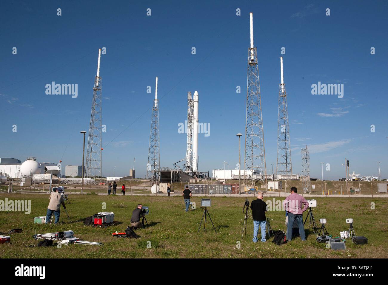 8 aprile 2016 - Cape Canaveral, Florida, Stati Uniti - lo SpaceX Falcon 9 che trasporta la missione Dragon CARGO pronta per il decollo sul Launch Pad 40 al Kennedy Space Center 8 aprile 2016 a Cape Canaveral, Florida. La missione CRS-8 trasporterà un prototipo di modulo Bigelow Aerospace gonfiabile chiamato BEAM. (Immagine di credito: © Kim Shiflett/NASA/ZUMAPRESS.com) Foto Stock 8 aprile 2016 - Cape Canaveral, Florida, Stati Uniti - lo SpaceX Falcon 9 che trasporta la missione Dragon CARGO pronta per il decollo sul Launch Pad 40 al Kennedy Space Center 8 aprile 2016 a Cape Canaveral, Florida. La missione CRS-8 trasporterà un prototipo di modulo Bigelow Aerospace gonfiabile chiamato BEAM. (Immagine di credito: © Kim Shiflett/NASA/ZUMAPRESS.com) Foto Stock