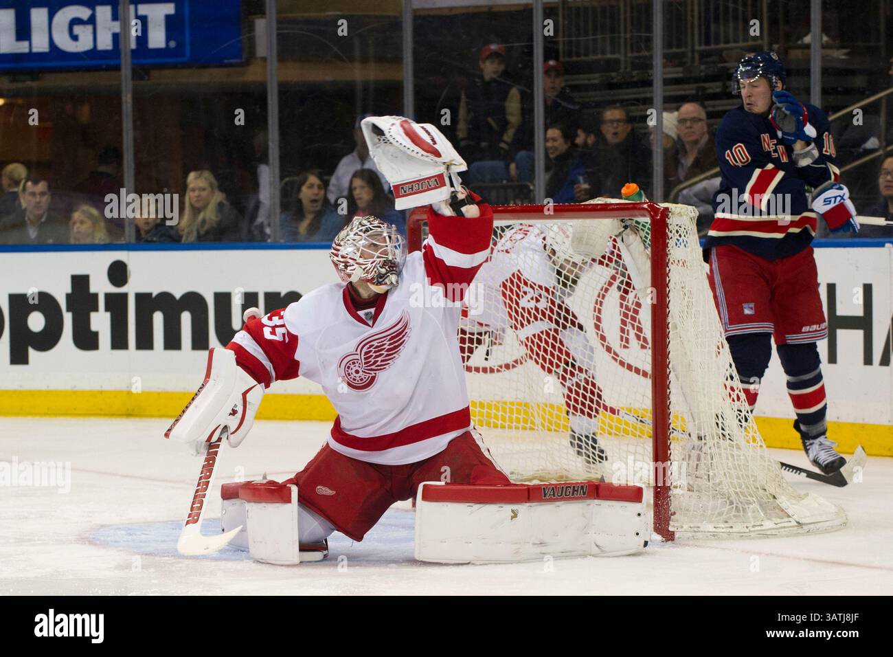 9 aprile 2016: Jimmy Howard (35), portiere dei Detroit Red Wings, si alza in alto per salvare un guanto nel secondo periodo, mentre il centro dei New York Rangers J.T. Miller (10) guarda durante la partita tra i New York Rangers e i Detroit Red Wings al Madison Square Garden di Manhattan, New York. Credito obbligatorio: Kostas Lymperopoulos/CSM (immagine di credito: © Kostas Lymperopoulos/CSM tramite filo ZUMA) Foto Stock