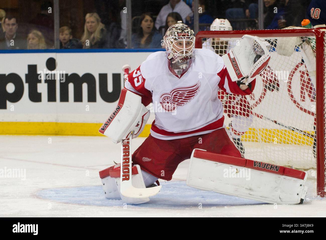 9 aprile 2016: Jimmy Howard, portiere dei Detroit Red Wings (35), salva un guanto durante la partita tra i New York Rangers e i Detroit Red Wings al Madison Square Garden di Manhattan, New York. Credito obbligatorio: Kostas Lymperopoulos/CSM (immagine di credito: © Kostas Lymperopoulos/CSM tramite filo ZUMA) Foto Stock