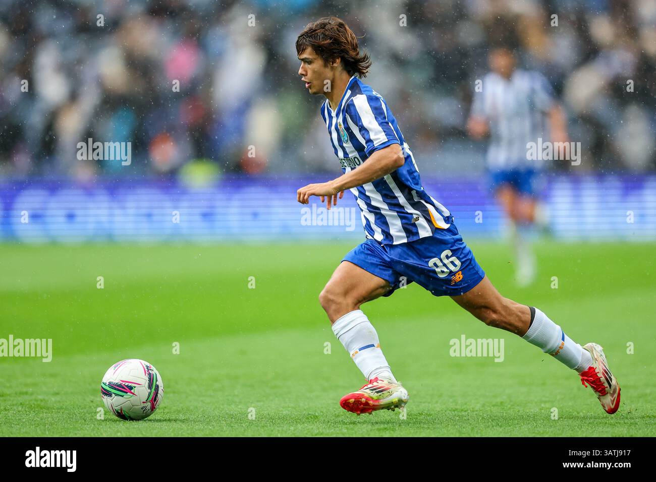 Dragon Stadium, Oporto, Portogallo. 18 aprile 2025. Nella foto da sinistra a destra, Rodrigo Mora al FC Porto vs FC Famalicao - Portogallo Betclic League 2024/25 - Campionato - Matchday 30. Crediti: Victor Sousa/Alamy Live News Foto Stock