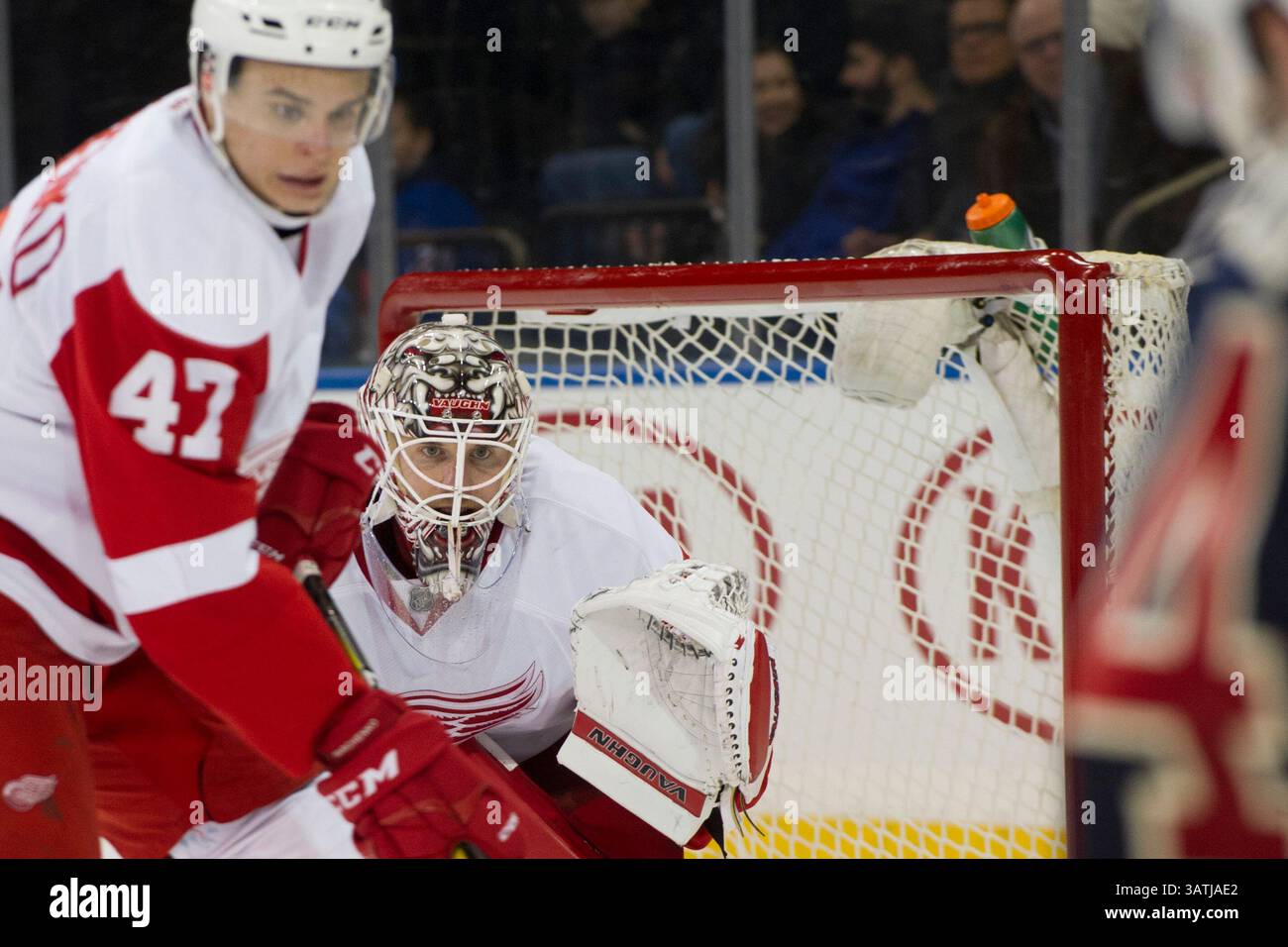 9 aprile 2016: Jimmy Howard (35), portiere dei Detroit Red Wings, è in azione durante la partita tra i New York Rangers e i Detroit Red Wings al Madison Square Garden di Manhattan, New York. Credito obbligatorio: Kostas Lymperopoulos/CSM (immagine di credito: © Kostas Lymperopoulos/CSM tramite filo ZUMA) Foto Stock