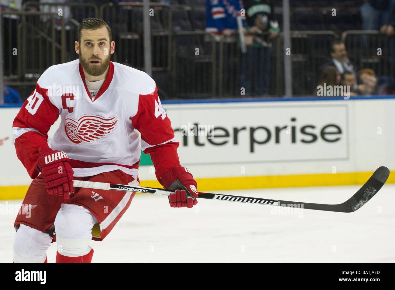 9 aprile 2016: L'ala sinistra dei Detroit Red Wings Henrik Zetterberg (40) si riscalda durante la partita tra i New York Rangers e i Detroit Red Wings al Madison Square Garden di Manhattan, New York. Credito obbligatorio: Kostas Lymperopoulos/CSM (immagine di credito: © Kostas Lymperopoulos/CSM tramite filo ZUMA) Foto Stock