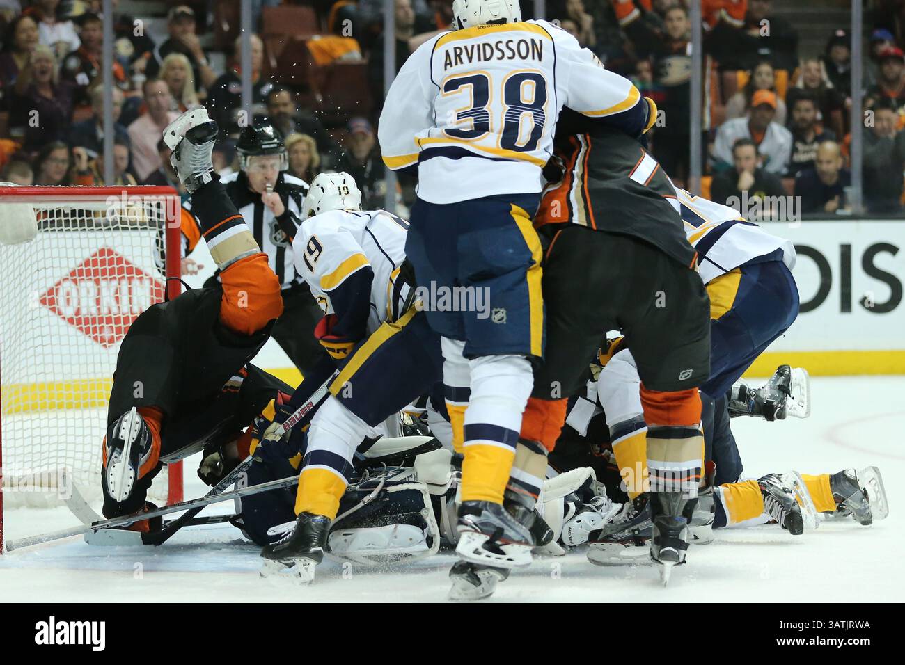 27 aprile 2016: I corpi volano mentre la piega è piena di giocatori che lottano per il puck libero nel gioco tra i Nashville Predators e gli Anaheim Ducks, la settima partita del primo round del Western Conference Play Honda Center di Anaheim, CA. Cal Sport Media/ fotografo: Peter Joneleit(Credit Image: © Peter Joneleit/CSM via ZUMA Wire) Foto Stock