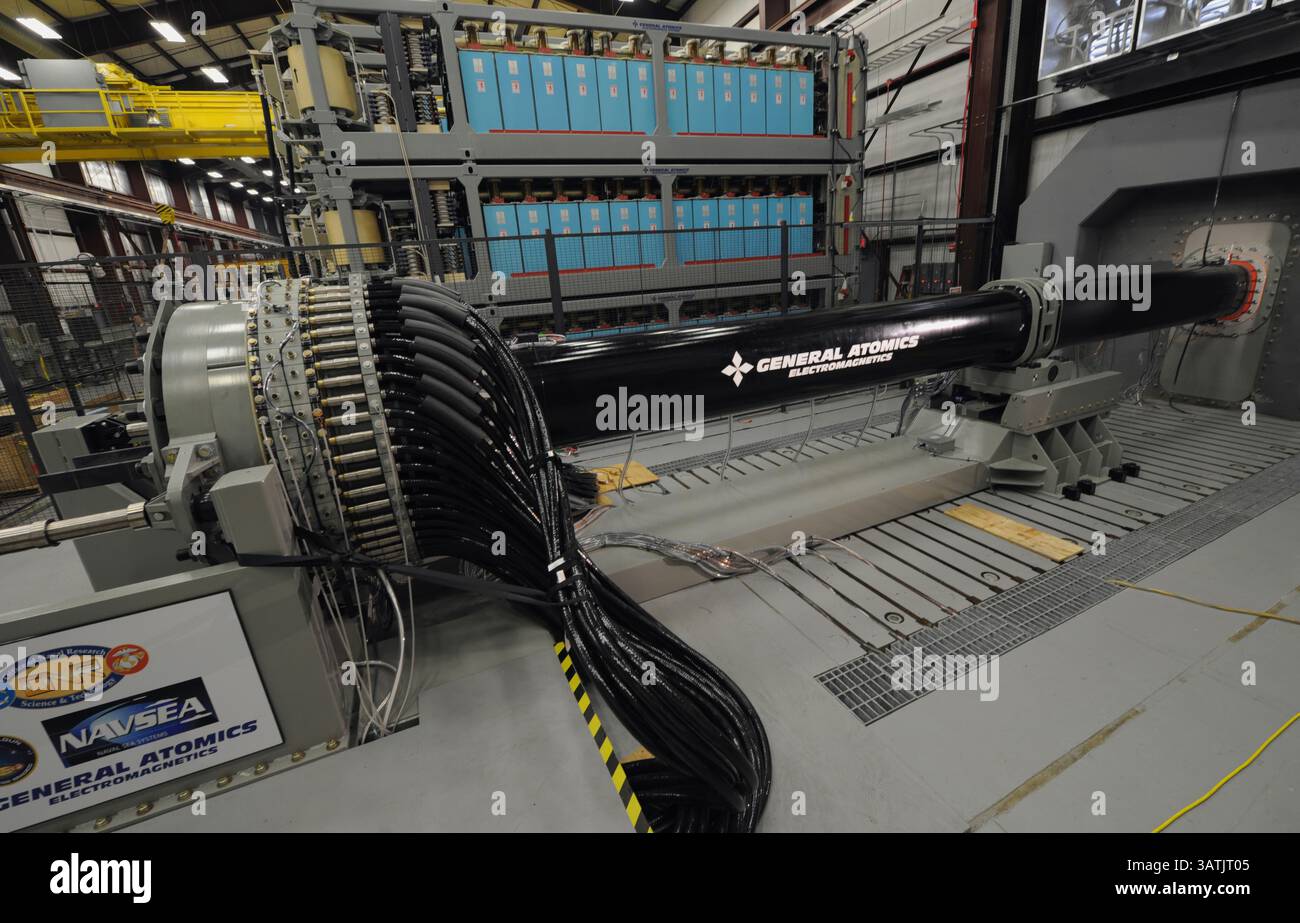 Il secondo dei due lanciatori di prototipi dell'Office of Naval Research Electromagnetic Railgun Industry è in fase di valutazione presso il Naval Surface Warfare Center, Dahlgren Division. Sia General Atomics che BAE Systems hanno progettato prototipi EM Railgun di nuova generazione in grado di aumentare i tassi di tiro. L'EM Railgun è un'arma a lungo raggio che lancia proiettili usando elettricità invece di propellenti chimici ed è in fase di sviluppo dal Dipartimento della Marina per l'uso a bordo delle navi. (Foto della Marina degli Stati Uniti di John F. Williams) Foto Stock