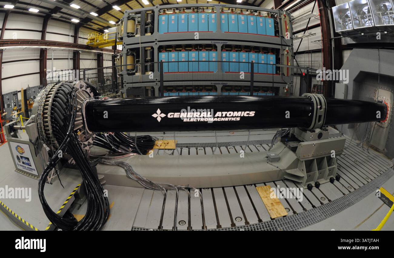 Il secondo dei due lanciatori di prototipi dell'Office of Naval Research Electromagnetic Railgun Industry è in fase di valutazione presso il Naval Surface Warfare Center, Dahlgren Division. Sia General Atomics che BAE Systems hanno progettato prototipi EM Railgun di nuova generazione in grado di aumentare i tassi di tiro. L'EM Railgun è un'arma a lungo raggio che lancia proiettili usando elettricità invece di propellenti chimici ed è in fase di sviluppo dal Dipartimento della Marina per l'uso a bordo delle navi. (Foto della Marina degli Stati Uniti di John F. Williams) Foto Stock
