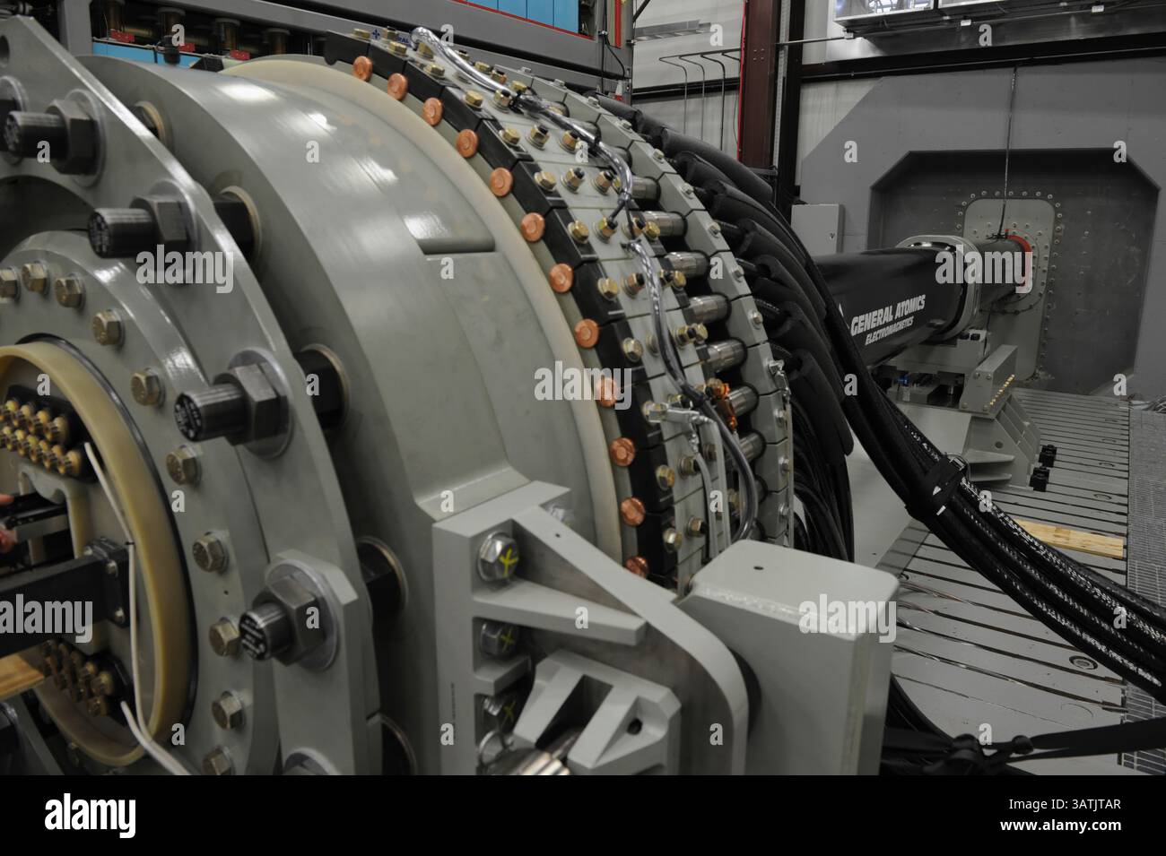 Il secondo dei due lanciatori di prototipi dell'Office of Naval Research Electromagnetic Railgun Industry è in fase di valutazione presso il Naval Surface Warfare Center, Dahlgren Division. Sia General Atomics che BAE Systems hanno progettato prototipi EM Railgun di nuova generazione in grado di aumentare i tassi di tiro. L'EM Railgun è un'arma a lungo raggio che lancia proiettili usando elettricità invece di propellenti chimici ed è in fase di sviluppo dal Dipartimento della Marina per l'uso a bordo delle navi. (Foto della Marina degli Stati Uniti di John F. Williams) Foto Stock