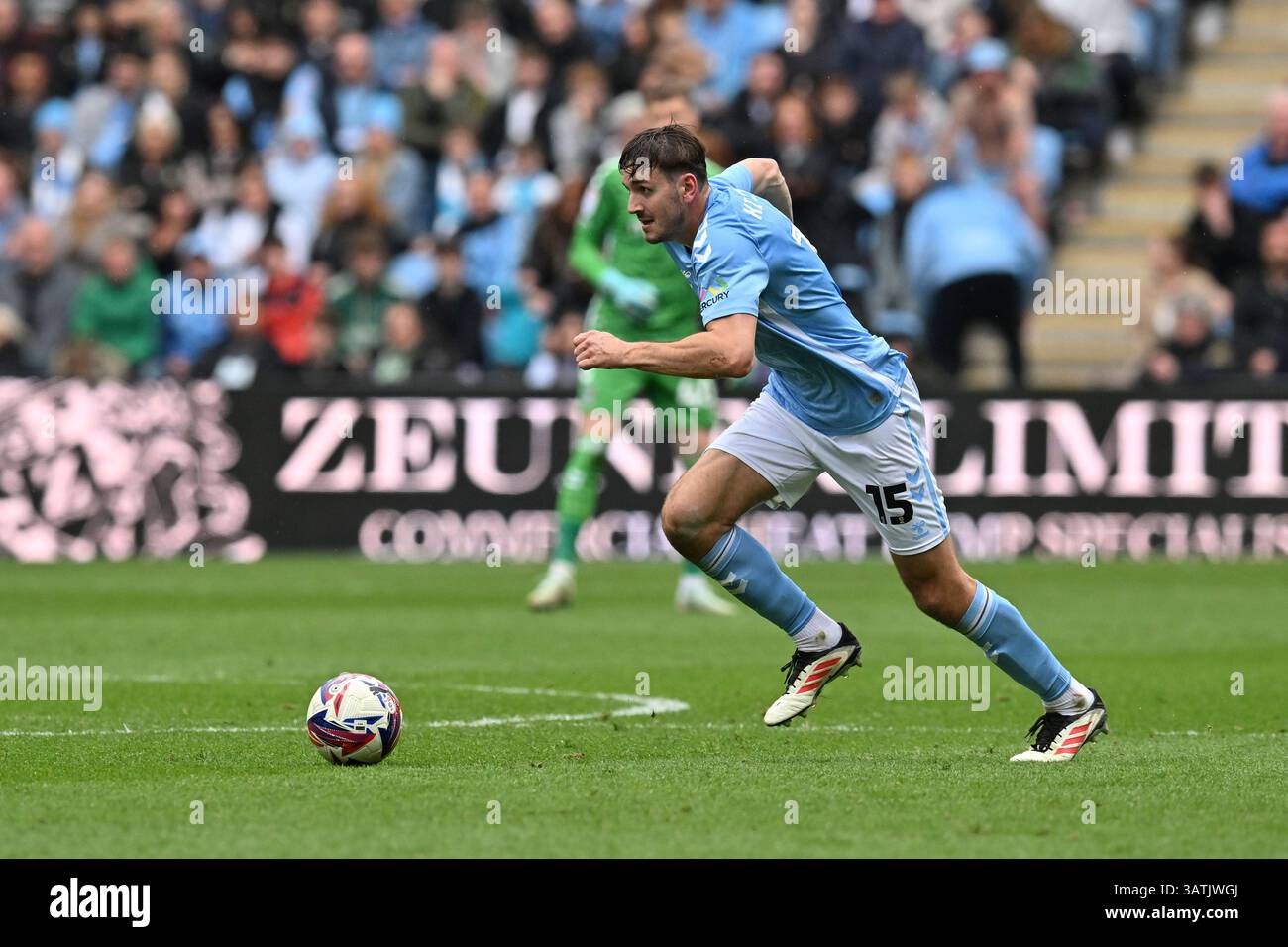 18 aprile 2025; Coventry Building Society Arena, Coventry, Inghilterra; EFL Championship, Coventry City contro West Bromwich Albion; Liam Kitching di Coventry corre con la palla Foto Stock