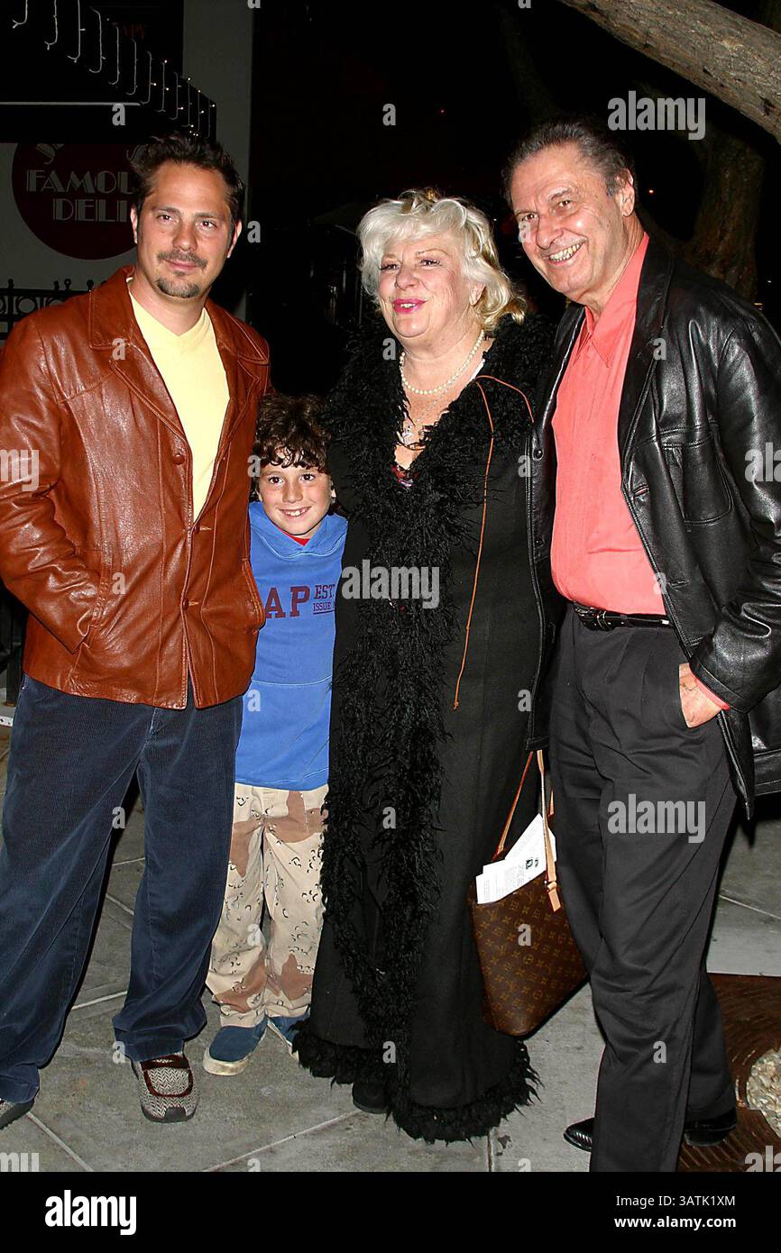1 gennaio 2011 - K30212MR SD/04/25/2003.PREMIERE DI RETURNING MICKEY STERN E FESTA AL RISTORANTE DOMINICK'S DI LOS ANGELES. (04/25/2003). MILAN RYBA/ 2003. GABRIEL BOLOGNA (FIGLIO), GIULANO BOLOGNA (NIPOTE), RENEE TAYLOR, JOSEPH BOLOGNA. (Immagine di credito: © Globe Photos/ZUMAPRESS.com) Foto Stock