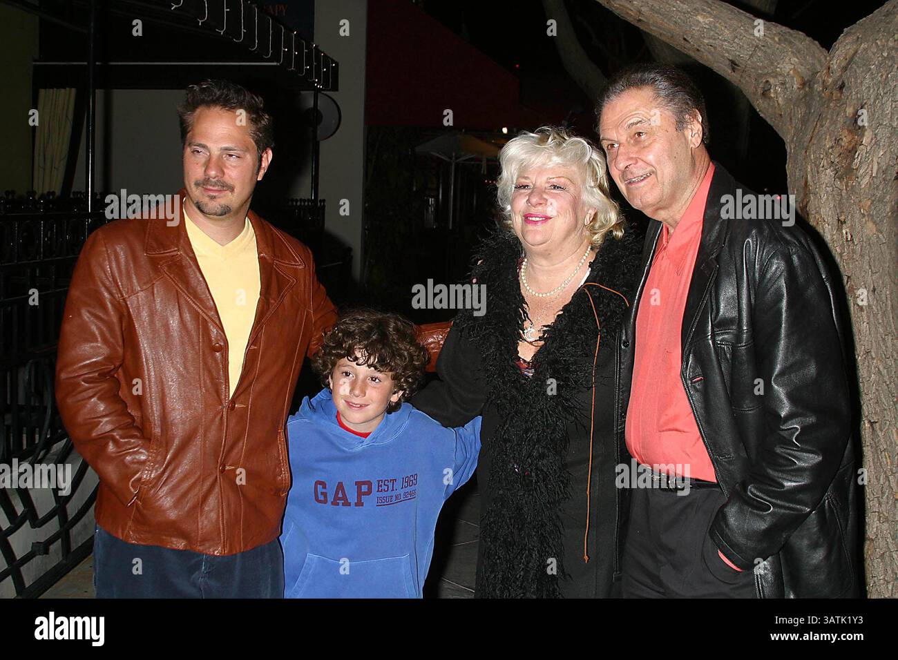 1 gennaio 2011 - K30212MR SD/04/25/2003.PREMIERE DI RETURNING MICKEY STERN E FESTA AL RISTORANTE DOMINICK'S DI LOS ANGELES. (04/25/2003). MILAN RYBA/ 2003. GABRIEL BOLOGNA (FIGLIO), GIULANO BOLOGNA (NIPOTE), RENEE TAYLOR, JOSEPH BOLOGNA. (Immagine di credito: © Globe Photos/ZUMAPRESS.com) Foto Stock