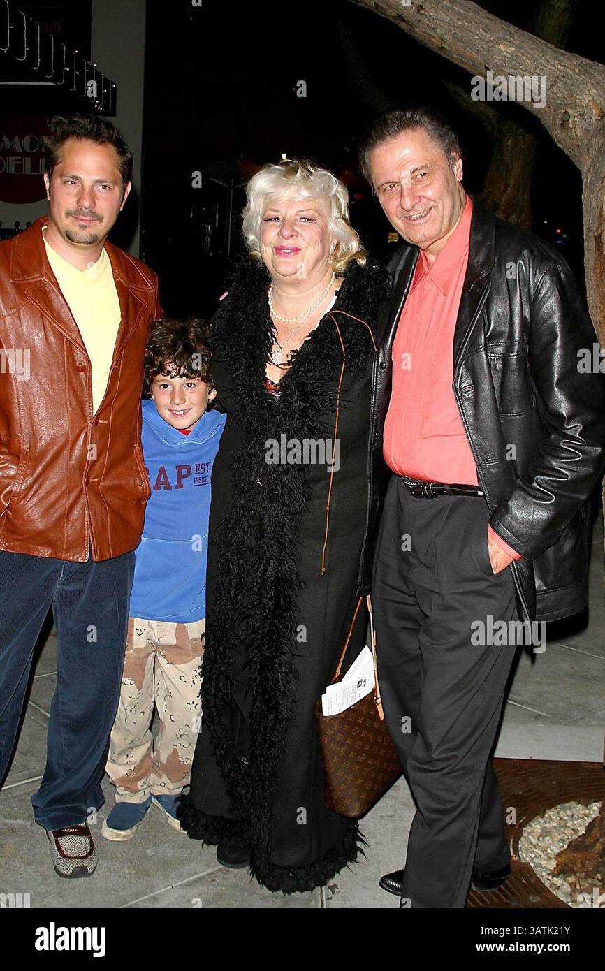 1 gennaio 2011 - K30212MR SD/04/25/2003.PREMIERE DI RETURNING MICKEY STERN E FESTA AL RISTORANTE DOMINICK'S DI LOS ANGELES. (04/25/2003). MILAN RYBA/ 2003. GABRIEL BOLOGNA (FIGLIO), GIULANO BOLOGNA (NIPOTE), RENEE TAYLOR, JOSEPH BOLOGNA. (Immagine di credito: © Globe Photos/ZUMAPRESS.com) Foto Stock