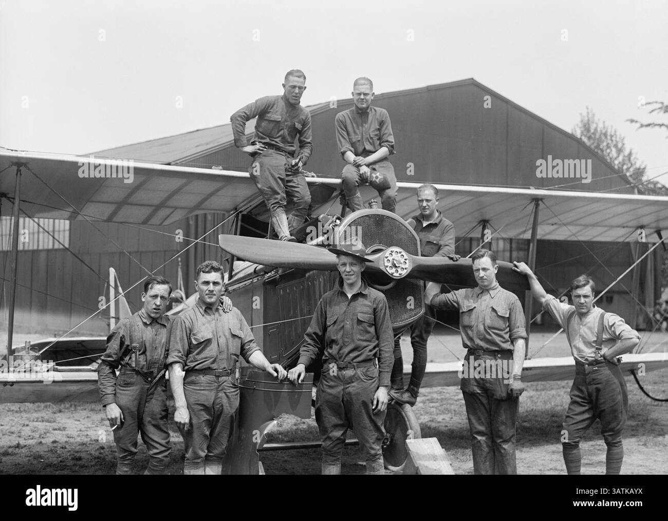 10 febbraio 2016 - meccanica con aereo, inaugurazione di Air mail Service, Polo Field, Washington DC, USA, circa 1918 (Credit Image: © Glasshouse via ZUMA Wire) Foto Stock