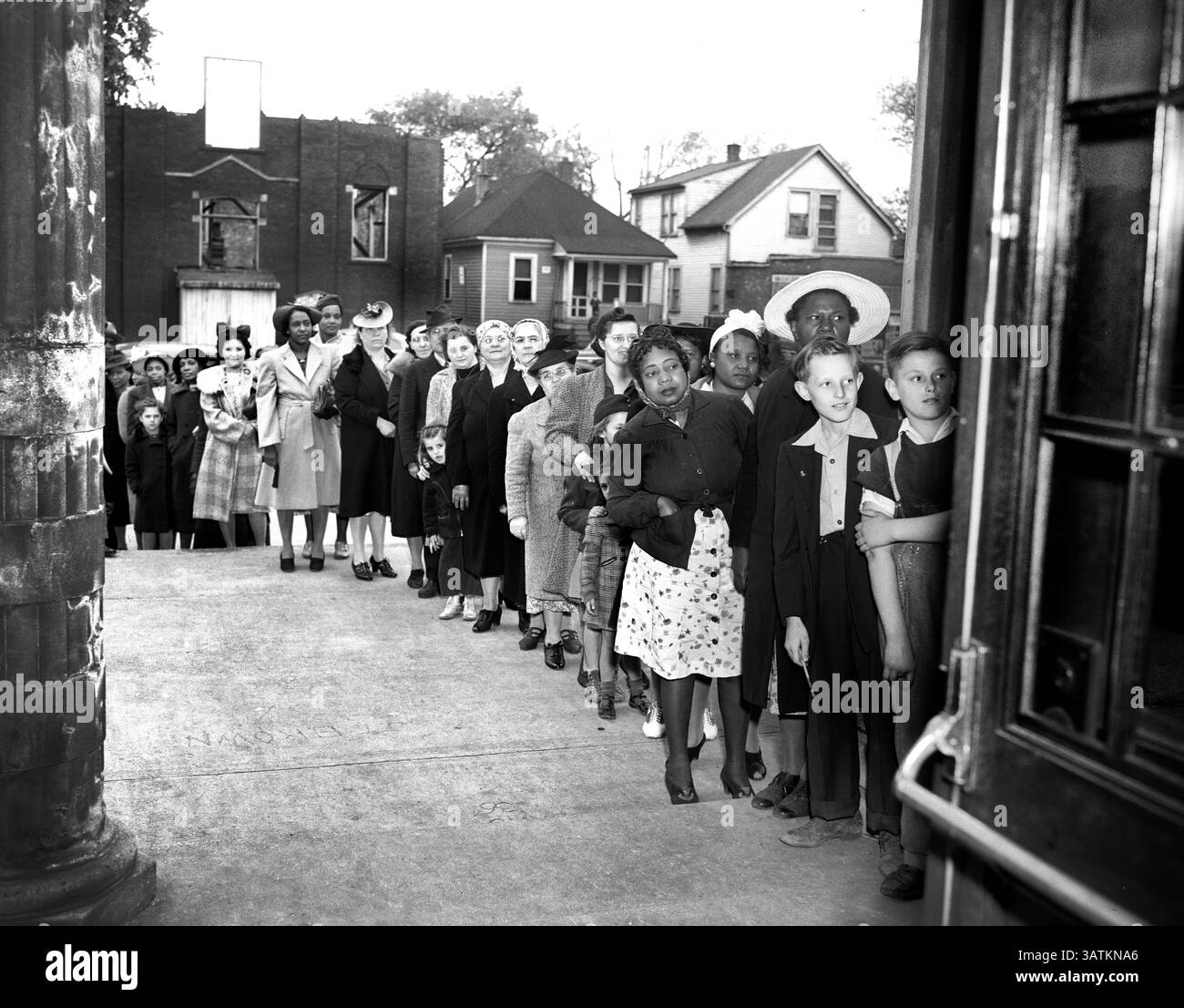 Gruppo di persone in fila al Sugar Rationing Board, Detroit, Michigan, USA, Arthur S. Siegel, U.S. Office of War Information, aprile 1942 Foto Stock