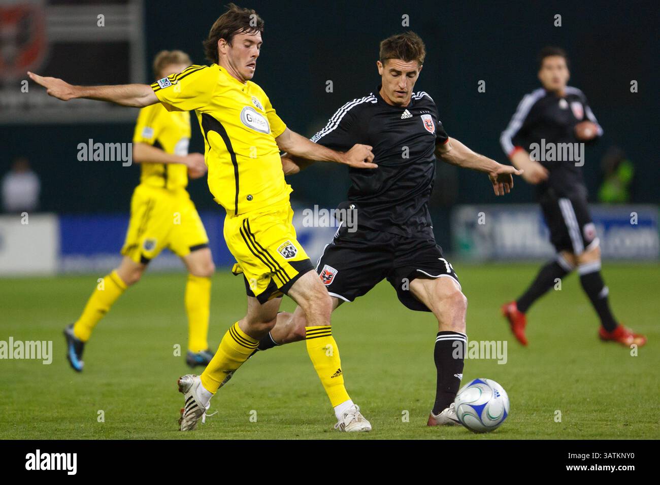 Brad Evans dei Columbus Crew (L) difende contro Rodion Dyachenko dei DC United (R) durante una partita di Major League Soccer il 17 aprile 2008 all'RFK Stadium di Washington, DC. Solo uso editoriale. Uso commerciale vietato. Foto Stock