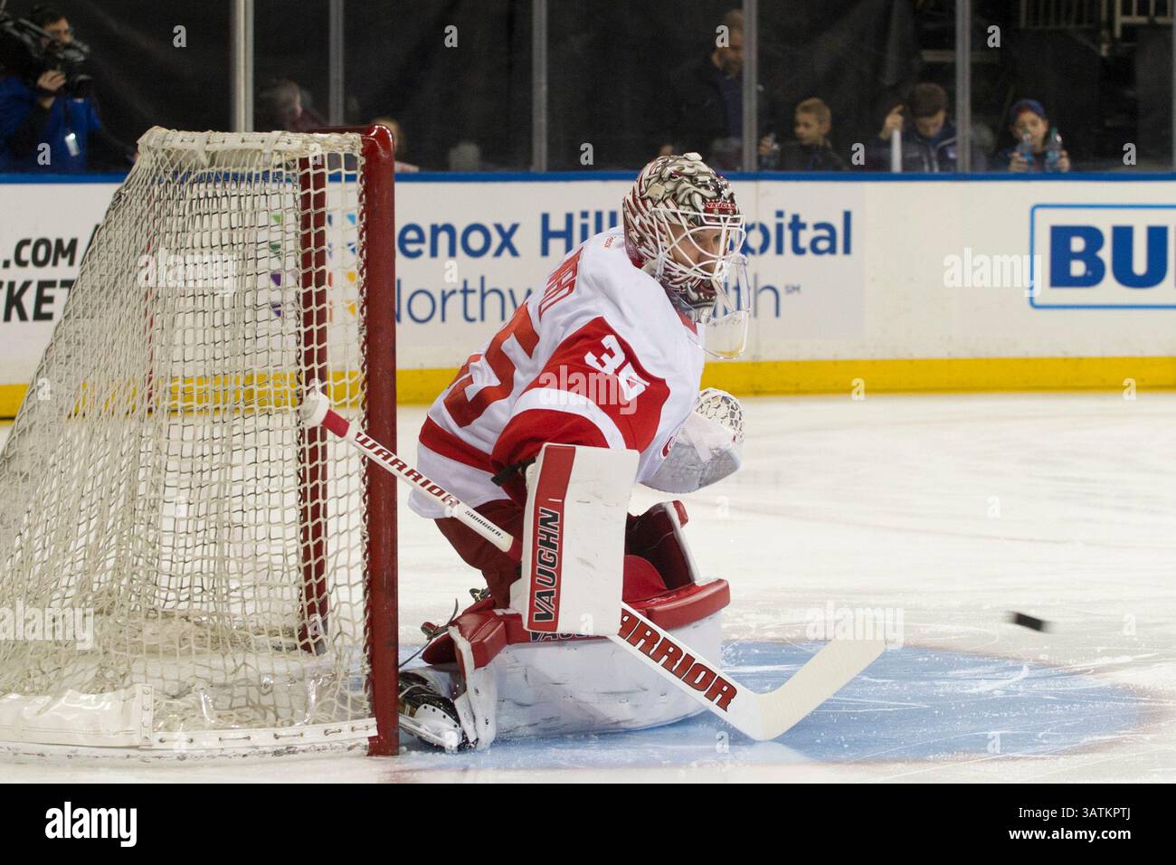 9 aprile 2016: Jimmy Howard (35), portiere dei Detroit Red Wings, si scalda durante la partita tra i New York Rangers e i Detroit Red Wings al Madison Square Garden di Manhattan, New York. Credito obbligatorio: Kostas Lymperopoulos/CSM (immagine di credito: © Kostas Lymperopoulos/CSM tramite filo ZUMA) Foto Stock