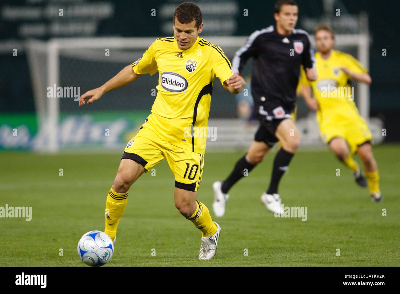 Alejandro Moreno del Columbus Crew sul pallone durante una partita di Major League Soccer contro il DC United il 17 aprile 2008 al RFK Stadium di Washington, DC. Solo uso editoriale. Uso commerciale vietato. Foto Stock