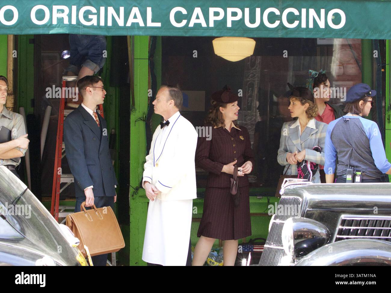 11 maggio 2016 - New York, New York, U. S - "Rebel in the Rye", che parla di CATCHER NELL'autore DI SEGALE J.D. Salinger, stava girando a New York City oggi fuori Caffe Reggio nel Greenwich Village. C'erano auto d'epoca e costumi d'epoca sugli attori. (Immagine di credito: © Staton Rabin via ZUMA Wire) Foto Stock