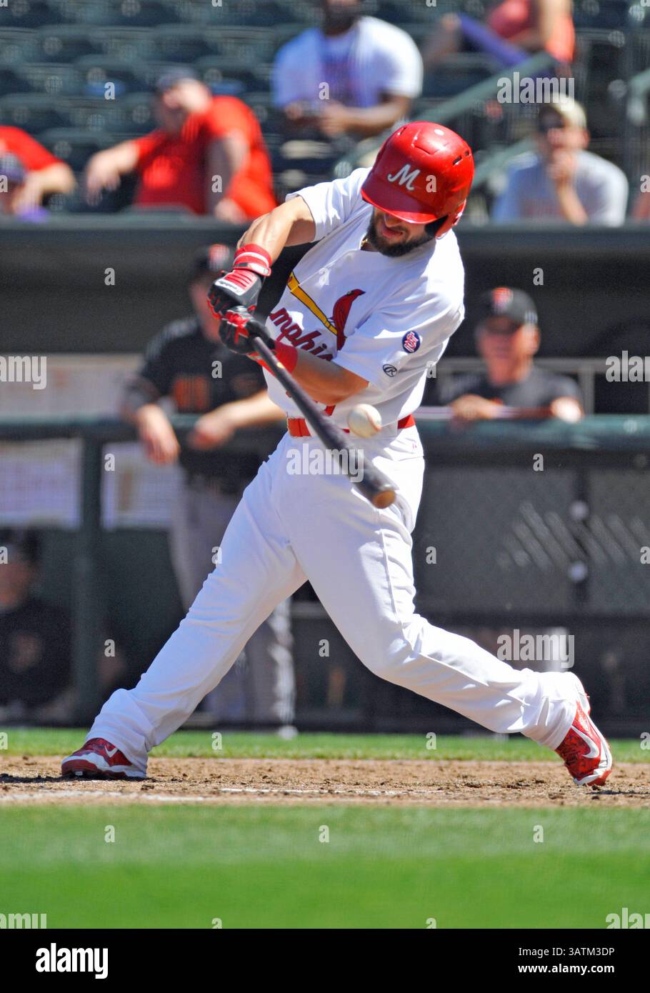 22 maggio 2016: L'esterno dei Memphis Nick Martini colpisce un foul ball durante il quarto inning di una partita di baseball della MiLB tra i Round Rock Express e i Memphis Redbirds all'AutoZone Park di Memphis, Tennessee. Memphis ha vinto 8-1. Austin McAfee/CSM(immagine di credito: © Austin McAfee/CSM via ZUMA Wire) Foto Stock