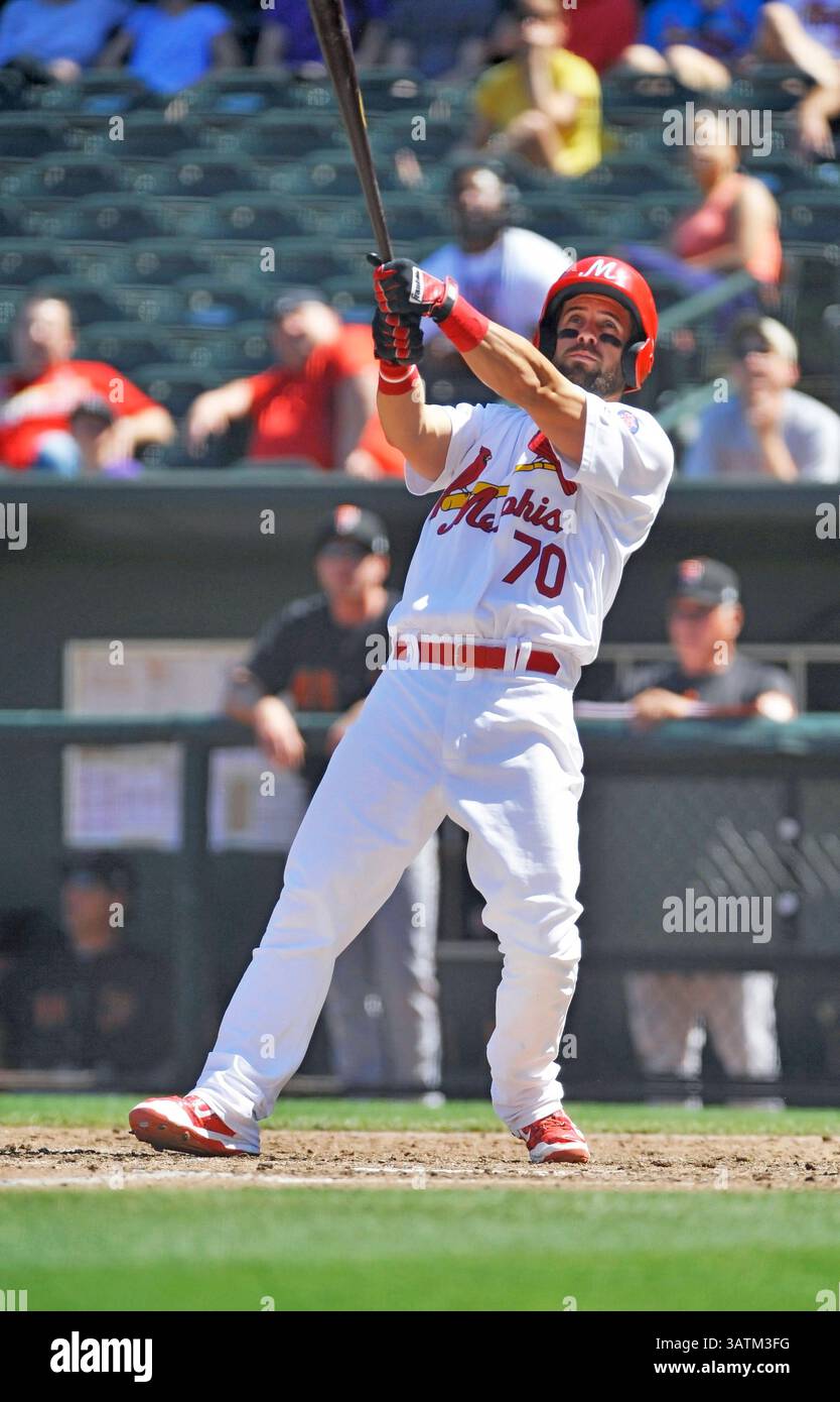 22 maggio 2016: L'esterno di Memphis Nick Martini guarda il campo dopo aver colpito un foul ball durante il quarto inning di una partita di baseball della MiLB tra i Round Rock Express e i Memphis Redbirds all'AutoZone Park di Memphis, Tennessee. Memphis ha vinto 8-1. Austin McAfee/CSM(immagine di credito: © Austin McAfee/CSM via ZUMA Wire) Foto Stock