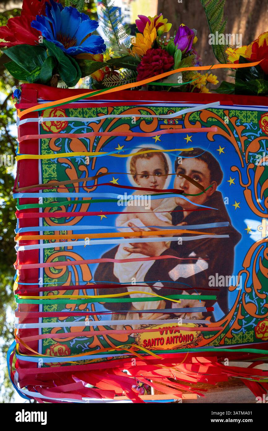 Campinas SP Brasile - 25 giugno 2023 - bandiera colorata di Sant'Antonio e Gesù bambino per la decorazione del festival di giugno in Brasile Foto Stock