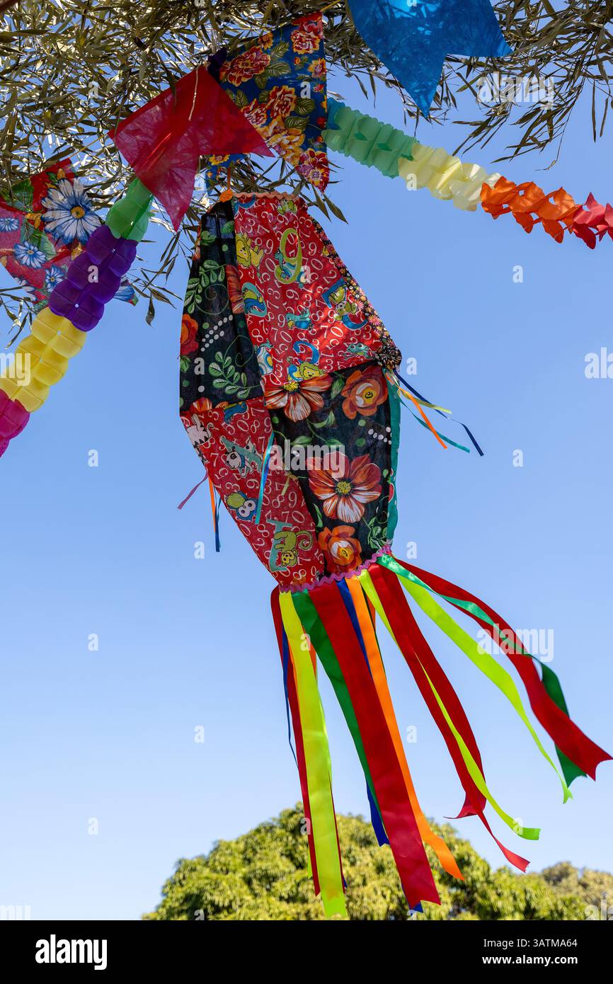 Palloncini e bandiere sospese formano una scena multicolore e decorano una festa all'aperto. Tradizionale festival brasiliano di giugno. Decorazione da festa brasiliana. Foto Stock